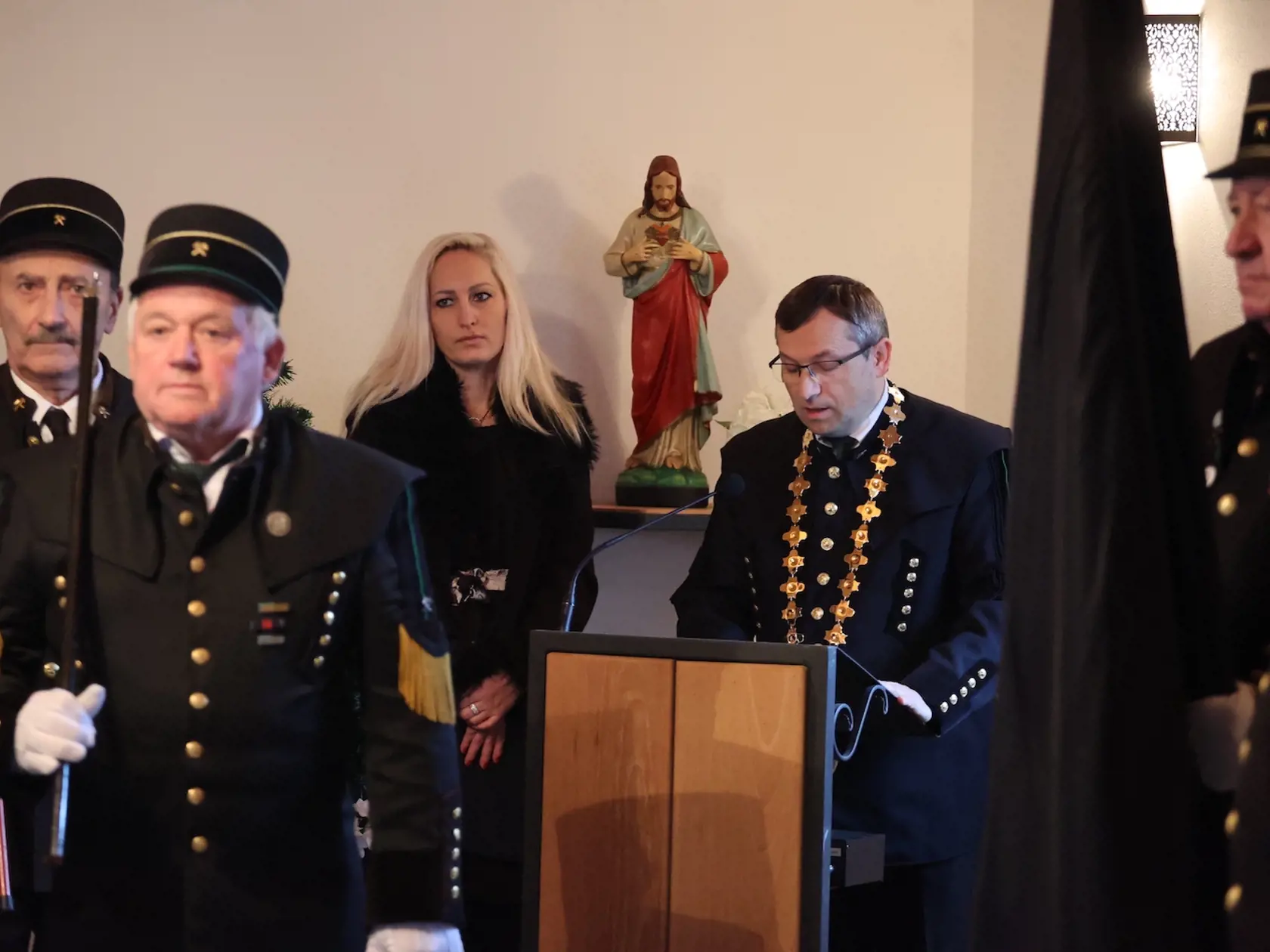 Vo štvrtok (5.januára) sa rodina, blízki, priatelia i kolegovia rozlúčili s poslancom Európskeho parlamentu zvoleného za Smer-SD, Miroslavom Čížom. Ten zomrel 29. decembra 2022 vo veku 68 rokov.