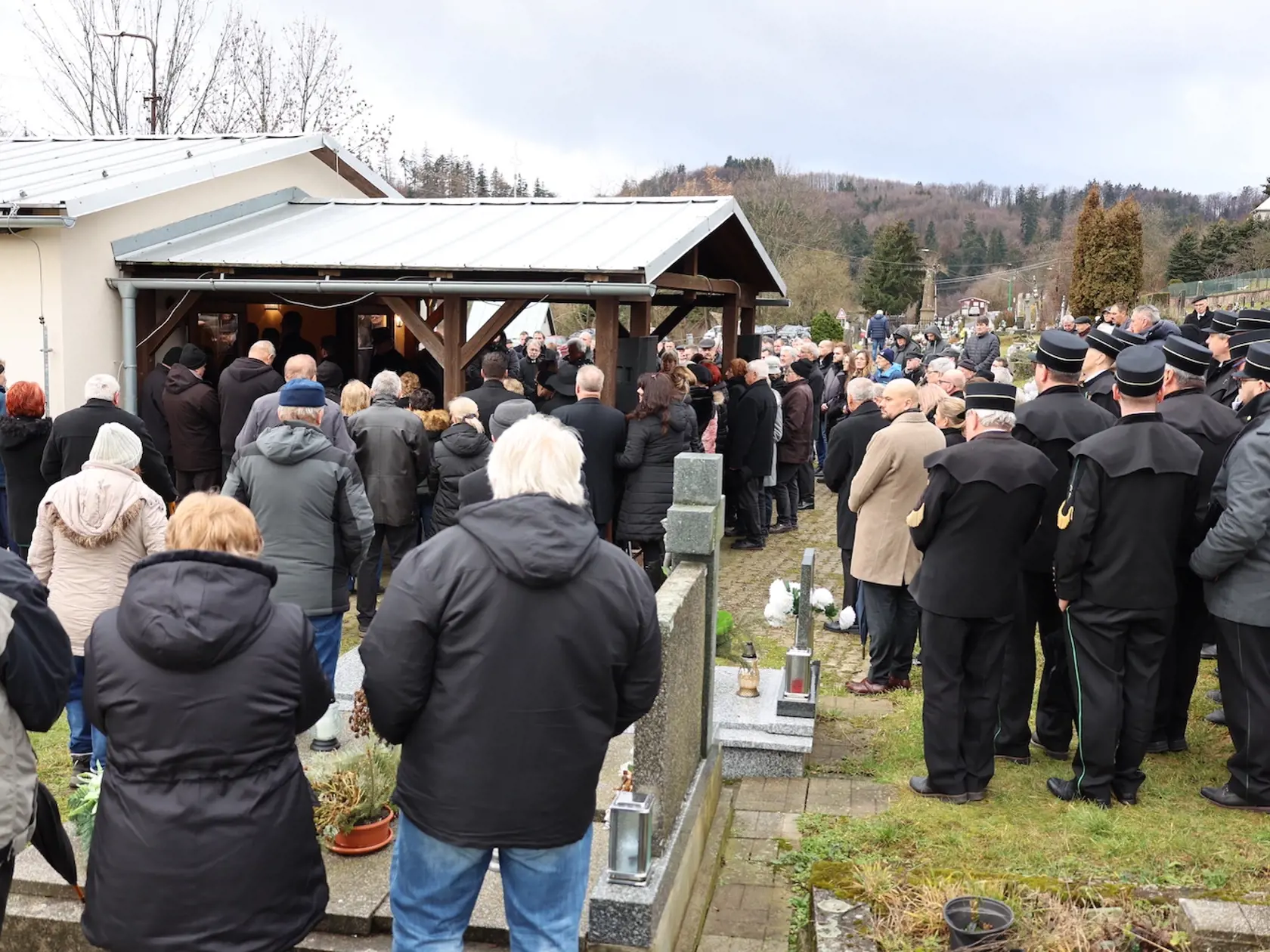 Vo štvrtok (5.januára) sa rodina, blízki, priatelia i kolegovia rozlúčili s poslancom Európskeho parlamentu zvoleného za Smer-SD, Miroslavom Čížom. Ten zomrel 29. decembra 2022 vo veku 68 rokov.