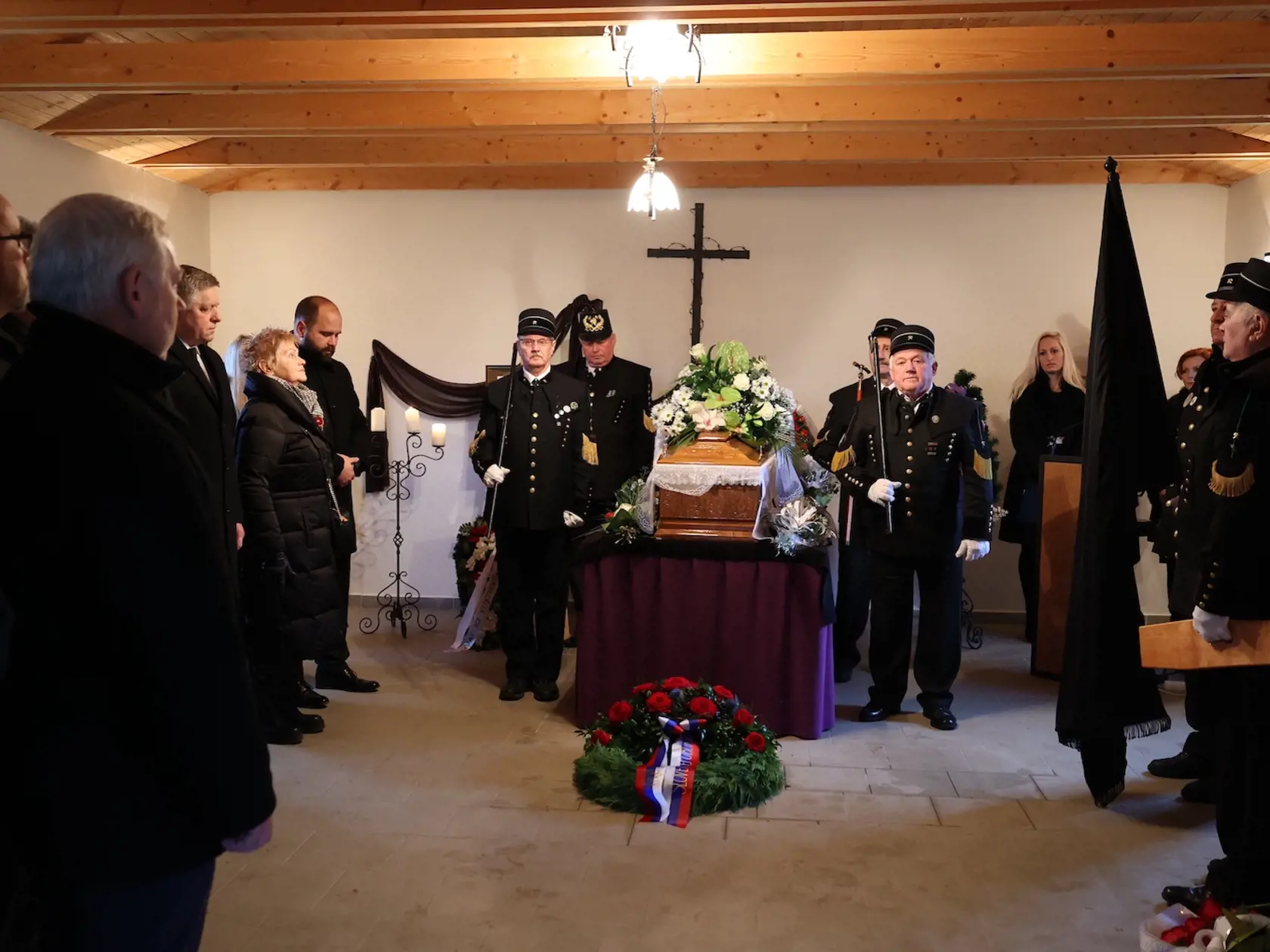 Vo štvrtok (5.januára) sa rodina, blízki, priatelia i kolegovia rozlúčili s poslancom Európskeho parlamentu zvoleného za Smer-SD, Miroslavom Čížom. Ten zomrel 29. decembra 2022 vo veku 68 rokov.