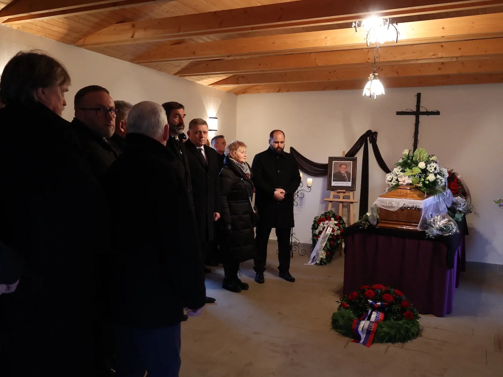 Vo štvrtok (5.januára) sa rodina, blízki, priatelia i kolegovia rozlúčili s poslancom Európskeho parlamentu zvoleného za Smer-SD, Miroslavom Čížom. Ten zomrel 29. decembra 2022 vo veku 68 rokov.