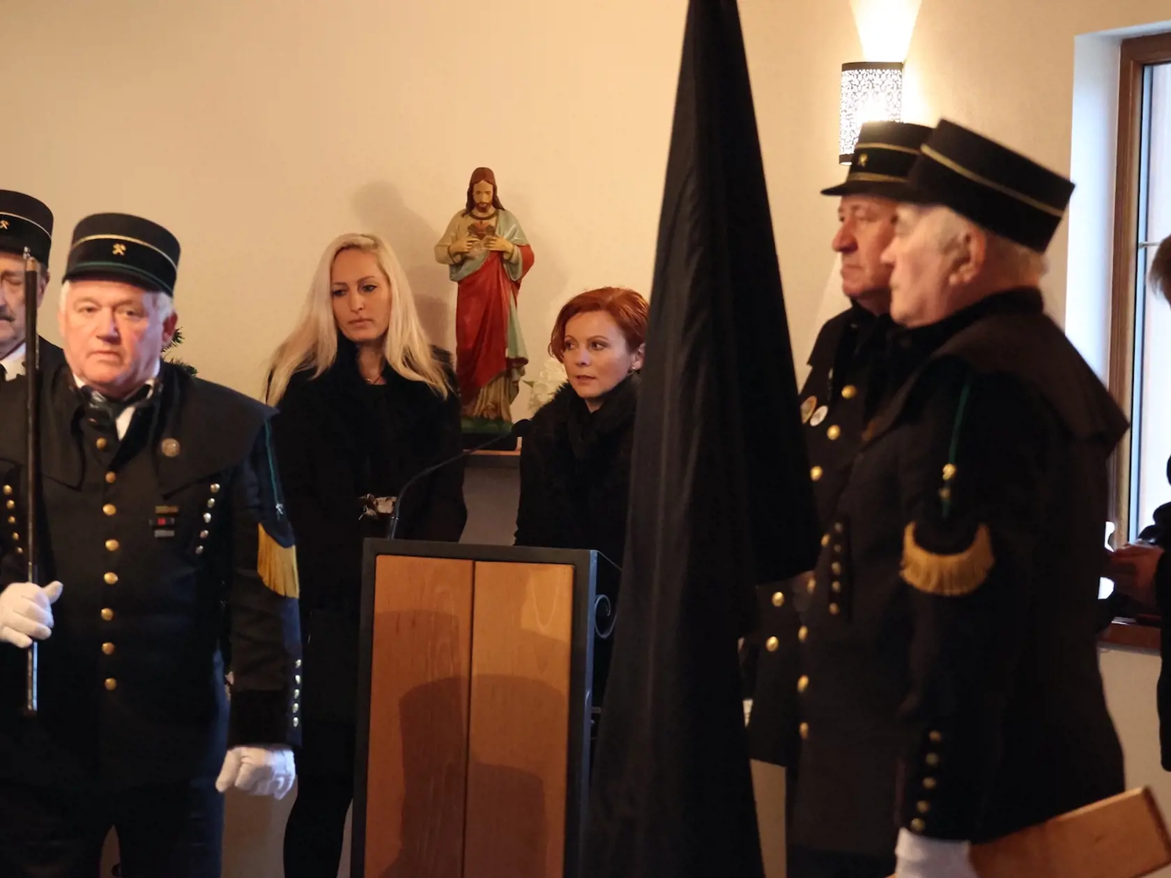 Vo štvrtok (5.januára) sa rodina, blízki, priatelia i kolegovia rozlúčili s poslancom Európskeho parlamentu zvoleného za Smer-SD, Miroslavom Čížom. Ten zomrel 29. decembra 2022 vo veku 68 rokov.