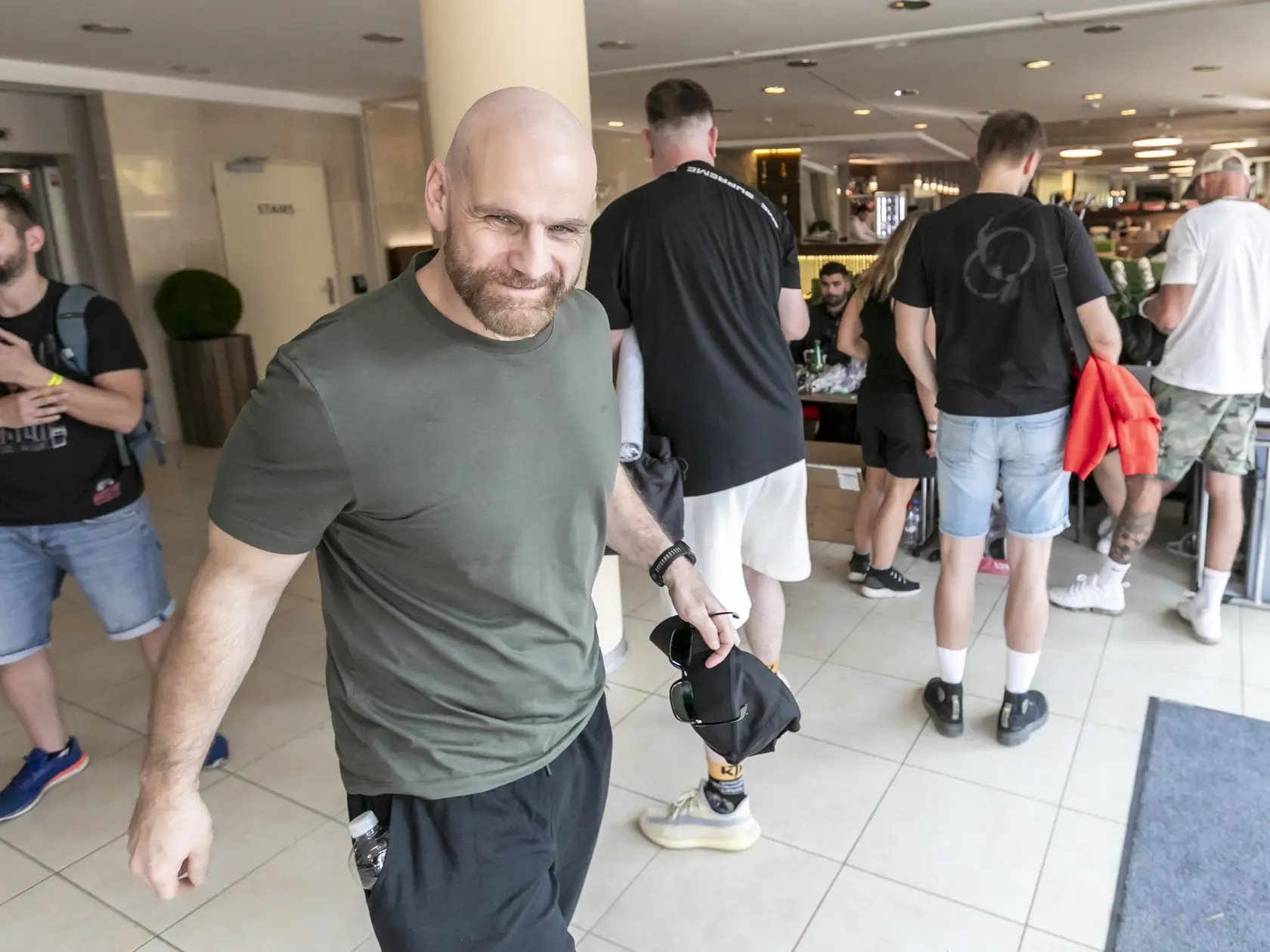 Ján Jackuliak prichádza na futbalový štadión Eden, kde sa konajú zápasy Oktagon 72.