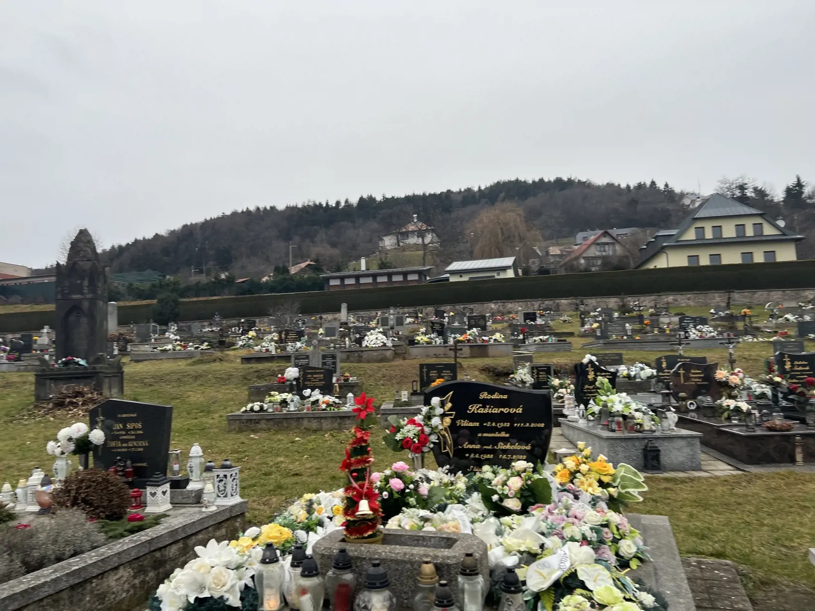 Posledná rozlúčka s ním sa bude konať práve v tejto obci na miestnom cintoríne vo štvrtok (5.1.) o 13:00 hod. "Neplačte, že som odišiel, len pokoj mi prajte a v srdci večnú spomienku si na mňa zachovajte," píše sa na parte.