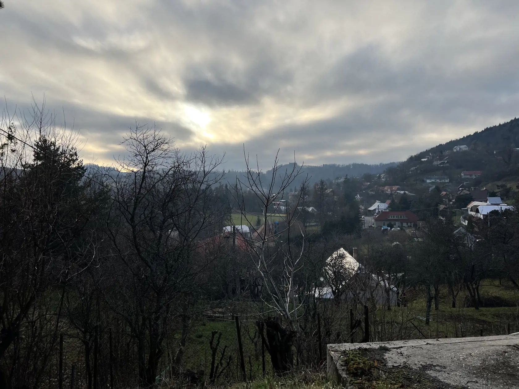 Známy bol aj v neďalekej obci pri Banskej Štiavnici, v Štiavnických Baniach, kde vlastnil v tichej časti rodinný dom a chodieval sem pravidelne oddychovať aj so svojou rodinou.