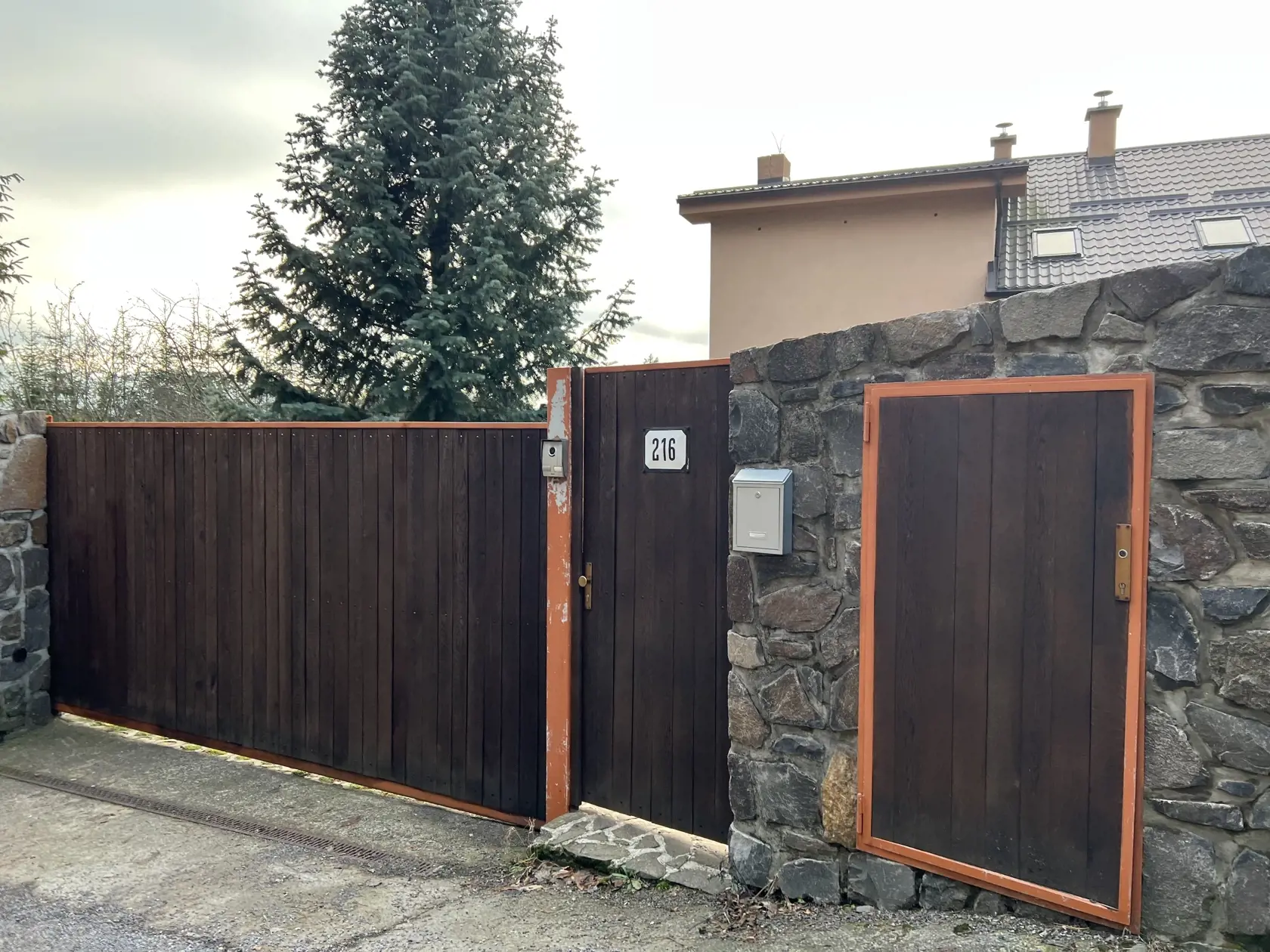 Túto nehnuteľnosť, ktorá je zašitá za zvonicou v centre dediny, zdedil Číž po rodičoch.