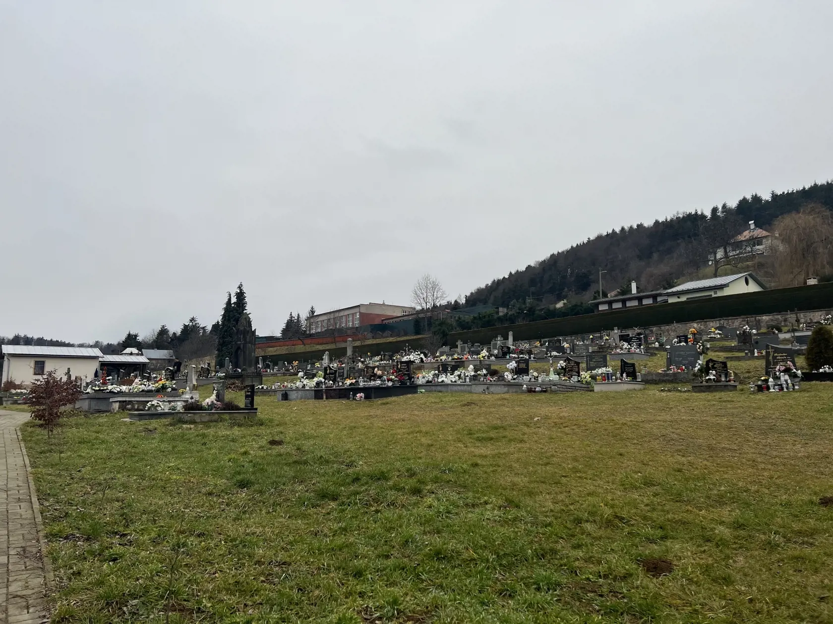 Posledná rozlúčka s ním sa bude konať práve v tejto obci na miestnom cintoríne vo štvrtok (5.1.) o 13:00 hod. "Neplačte, že som odišiel, len pokoj mi prajte a v srdci večnú spomienku si na mňa zachovajte," píše sa na parte.