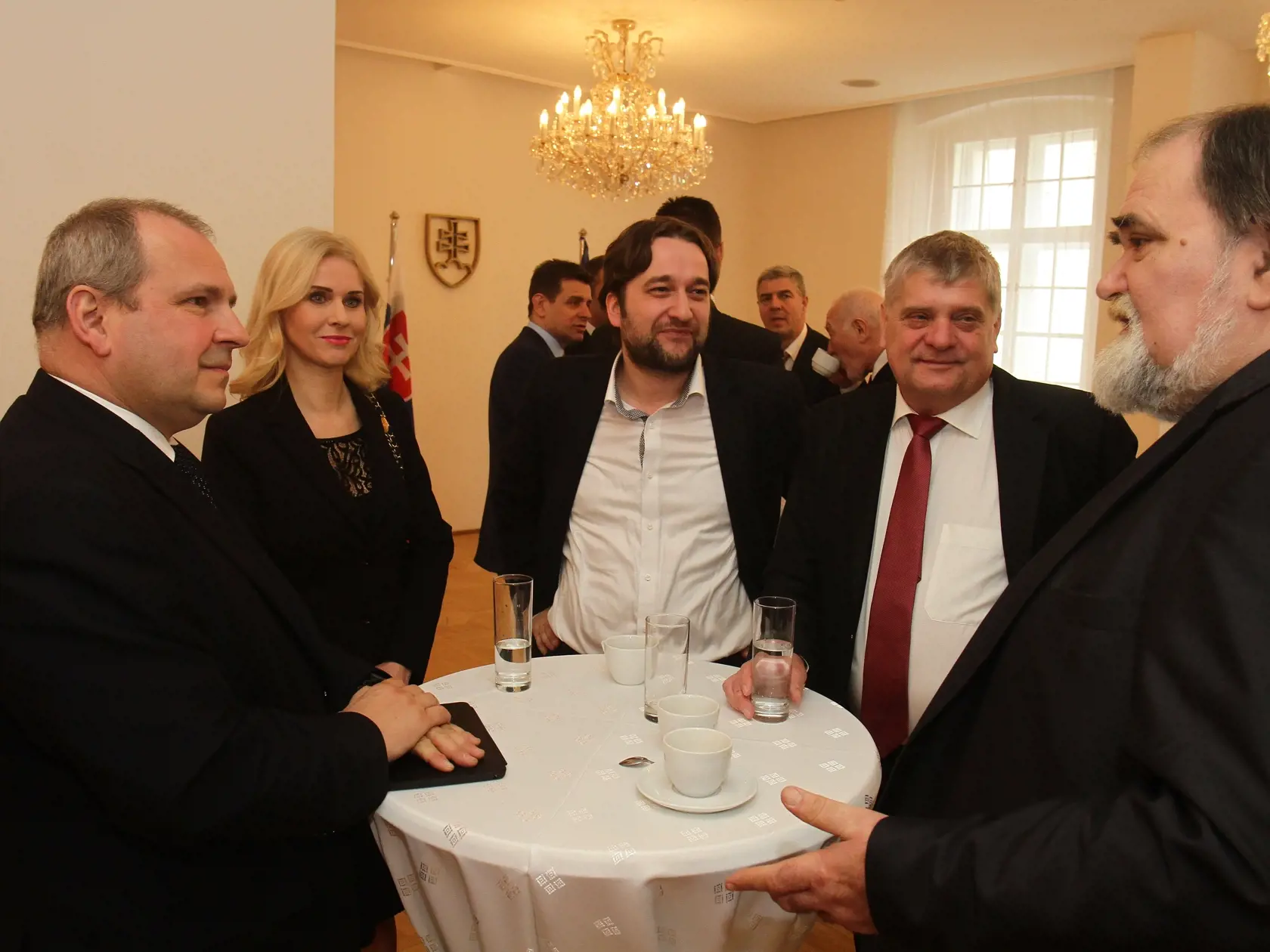 Igor Choma, Monika Jankovska, Lubos Blaha, Vladimir Matejicka a Miroslav Ciz pred preberanim osvedcenia o zvoleni za poslanca NSR.