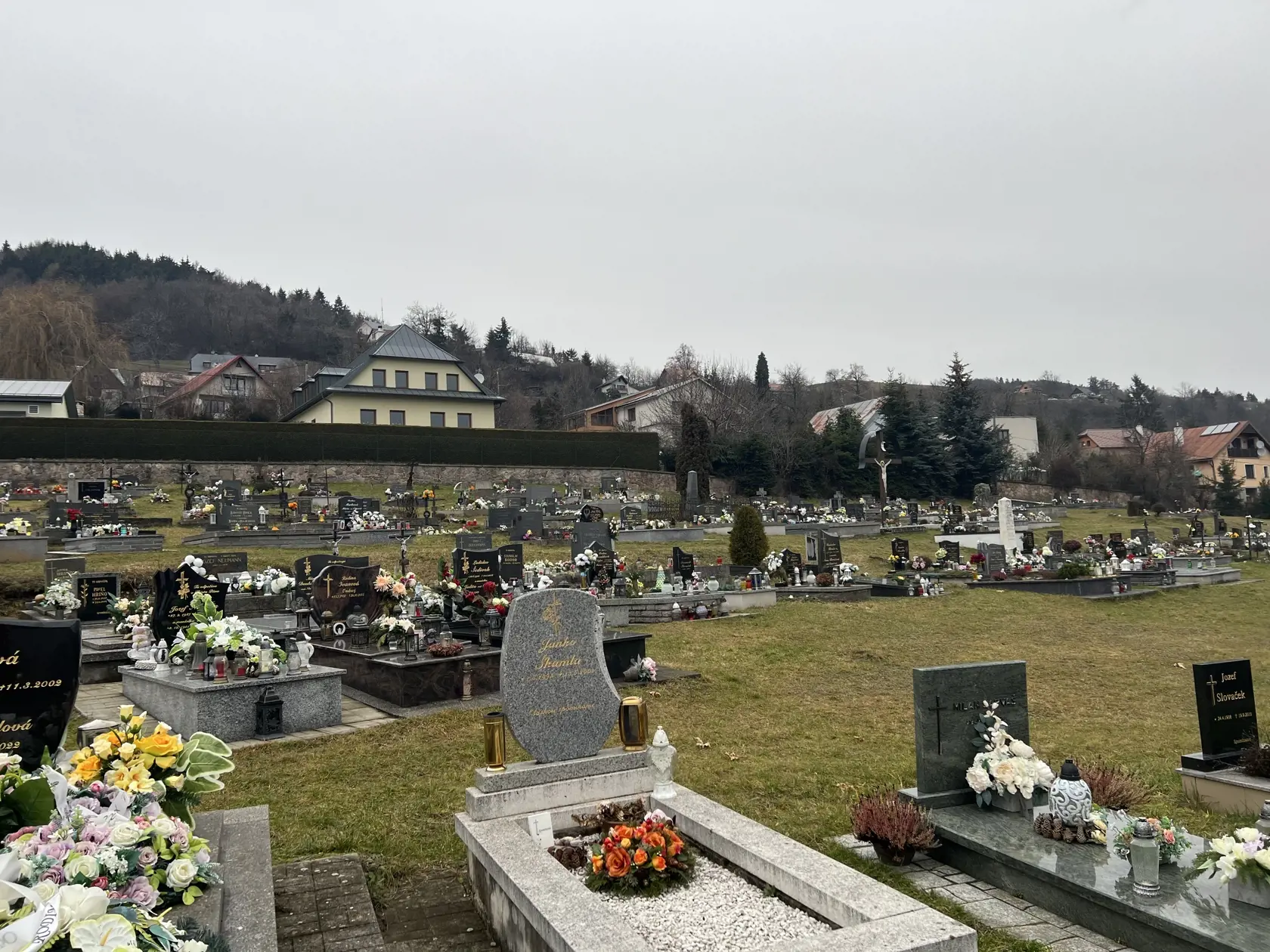 Posledná rozlúčka s ním sa bude konať práve v tejto obci na miestnom cintoríne vo štvrtok (5.1.) o 13:00 hod. "Neplačte, že som odišiel, len pokoj mi prajte a v srdci večnú spomienku si na mňa zachovajte," píše sa na parte.