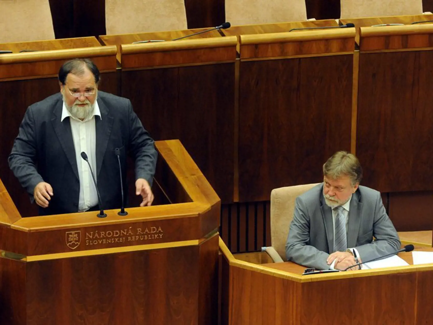 Na snímke predseda Výboru NR SR pre kultúru a médiá Dušan Jarjabek (vpravo) ako predkladateľ a predseda Mandátového a imunitného výbor NR SR Miroslav Číž.