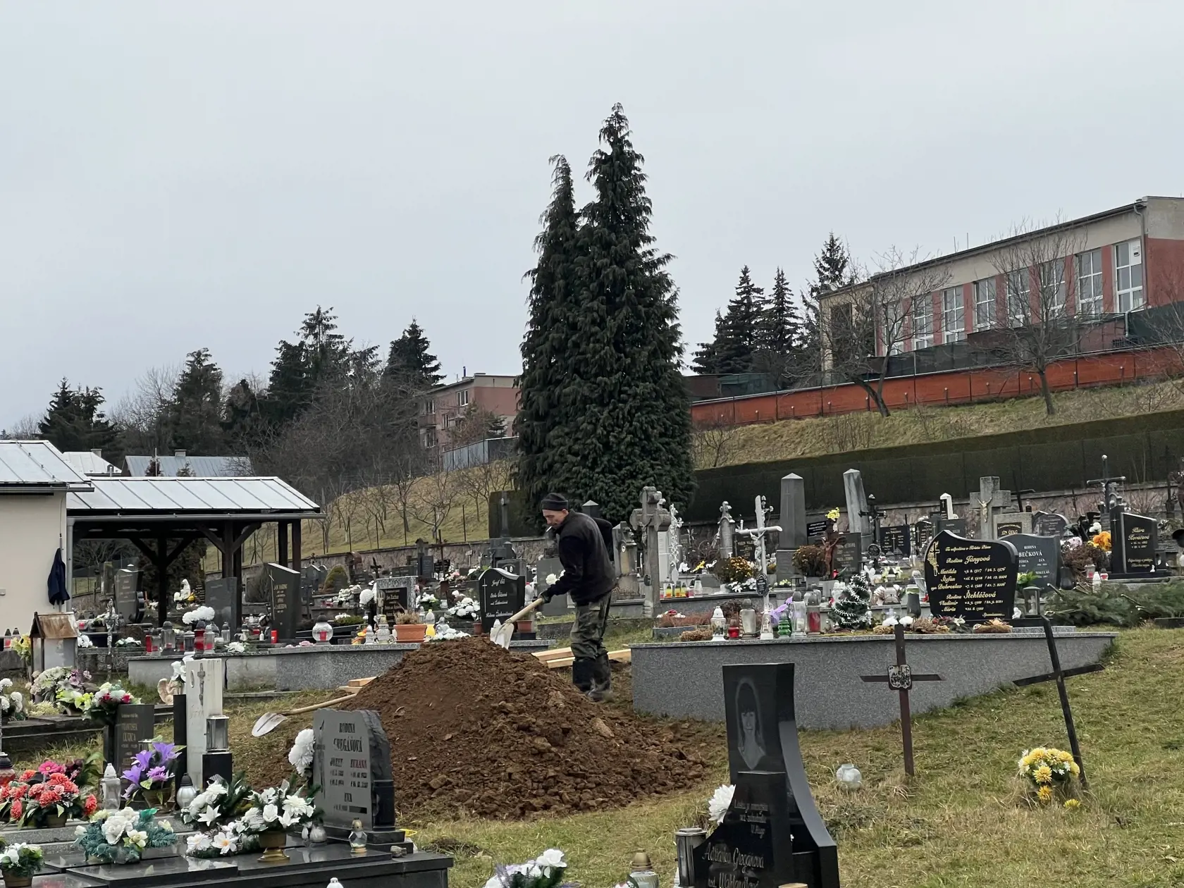 Posledná rozlúčka s ním sa bude konať práve v tejto obci na miestnom cintoríne vo štvrtok (5.1.) o 13:00 hod. "Neplačte, že som odišiel, len pokoj mi prajte a v srdci večnú spomienku si na mňa zachovajte," píše sa na parte.