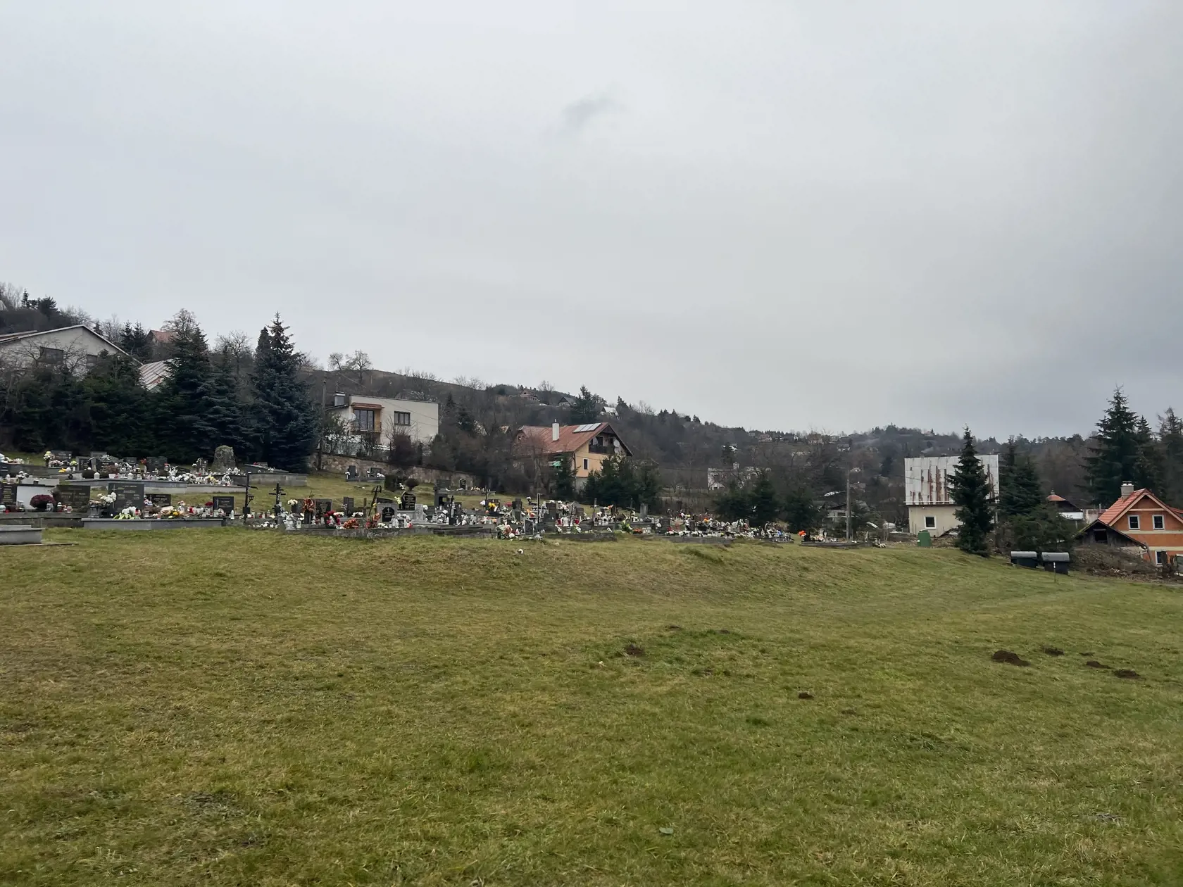 Posledná rozlúčka s ním sa bude konať práve v tejto obci na miestnom cintoríne vo štvrtok (5.1.) o 13:00 hod. "Neplačte, že som odišiel, len pokoj mi prajte a v srdci večnú spomienku si na mňa zachovajte," píše sa na parte.