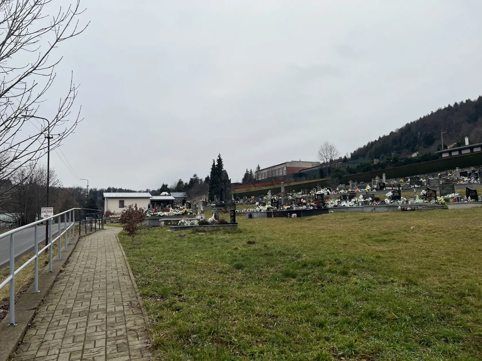 Posledná rozlúčka s ním sa bude konať práve v tejto obci na miestnom cintoríne vo štvrtok (5.1.) o 13:00 hod. "Neplačte, že som odišiel, len pokoj mi prajte a v srdci večnú spomienku si na mňa zachovajte," píše sa na parte.