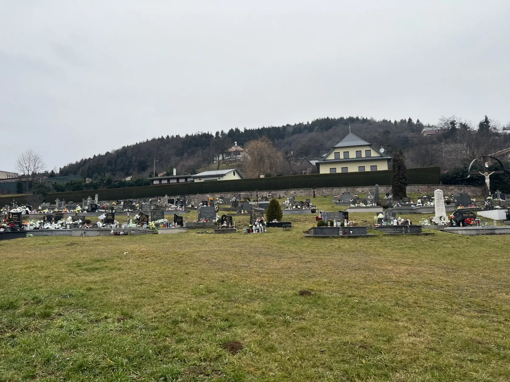 Posledná rozlúčka s ním sa bude konať práve v tejto obci na miestnom cintoríne vo štvrtok (5.1.) o 13:00 hod. "Neplačte, že som odišiel, len pokoj mi prajte a v srdci večnú spomienku si na mňa zachovajte," píše sa na parte.
