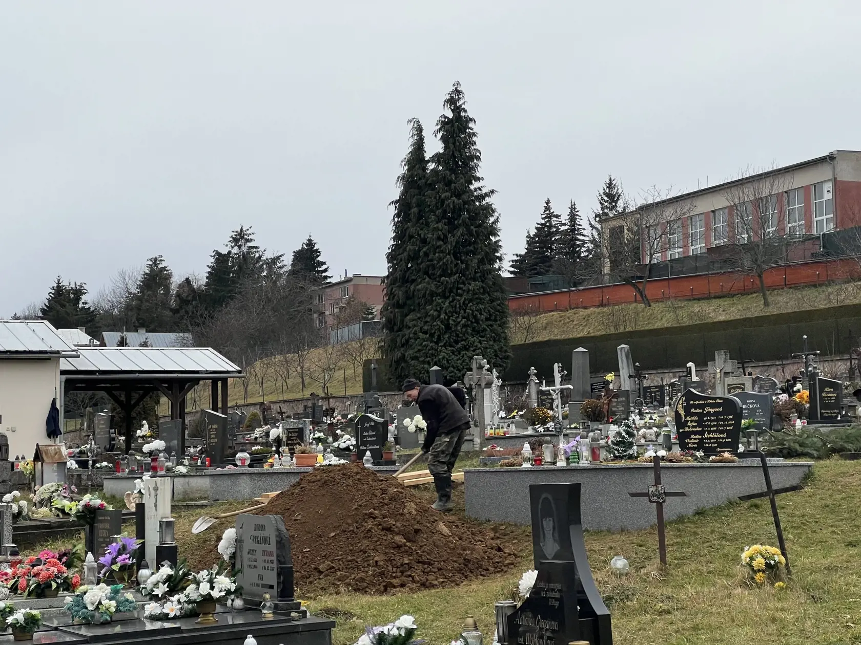 Posledná rozlúčka s ním sa bude konať práve v tejto obci na miestnom cintoríne vo štvrtok (5.1.) o 13:00 hod. "Neplačte, že som odišiel, len pokoj mi prajte a v srdci večnú spomienku si na mňa zachovajte," píše sa na parte.