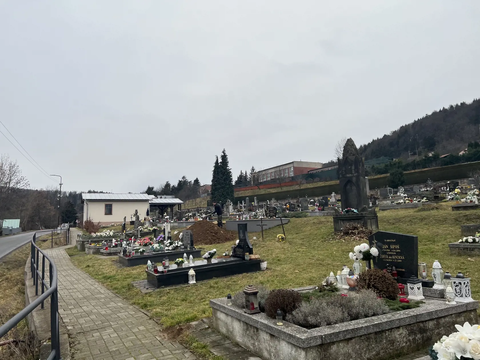 Posledná rozlúčka s ním sa bude konať práve v tejto obci na miestnom cintoríne vo štvrtok (5.1.) o 13:00 hod. "Neplačte, že som odišiel, len pokoj mi prajte a v srdci večnú spomienku si na mňa zachovajte," píše sa na parte.
