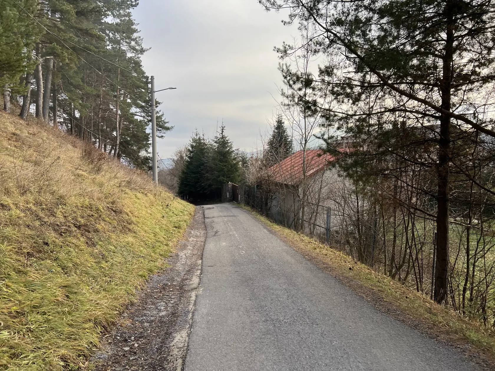 Túto nehnuteľnosť, ktorá je zašitá za zvonicou v centre dediny, zdedil Číž po rodičoch.