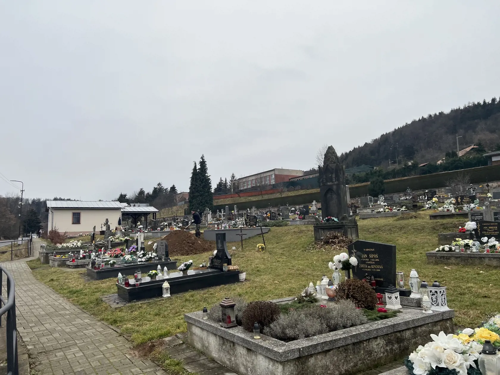 Posledná rozlúčka s ním sa bude konať práve v tejto obci na miestnom cintoríne vo štvrtok (5.1.) o 13:00 hod. "Neplačte, že som odišiel, len pokoj mi prajte a v srdci večnú spomienku si na mňa zachovajte," píše sa na parte.