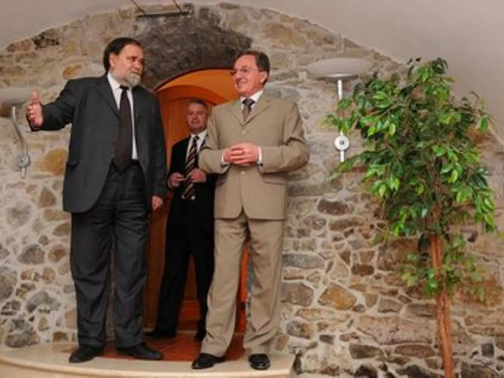 Minister životného prostredia SR Jozef Medveď ( vpravo ) , podpredseda parlamentu Miroslav Číž (SMER-SD) a primátor Banskej Štiavnice Pavol Balžanka (vzadu).