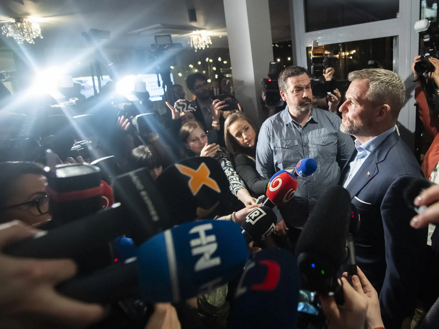 Na snímke Peter Pellegrini (vpravo) odpovedá na otázky novinárov počas príchodu do svojej volebnej centrály v Bratislave v rámci 2. kola prezidentských volieb v sobotu 6. apríla 2024.
