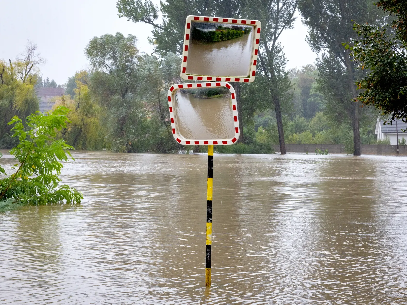 Situácia počas povodní v bratislavskej mestskej časti Devínska Nová Ves.