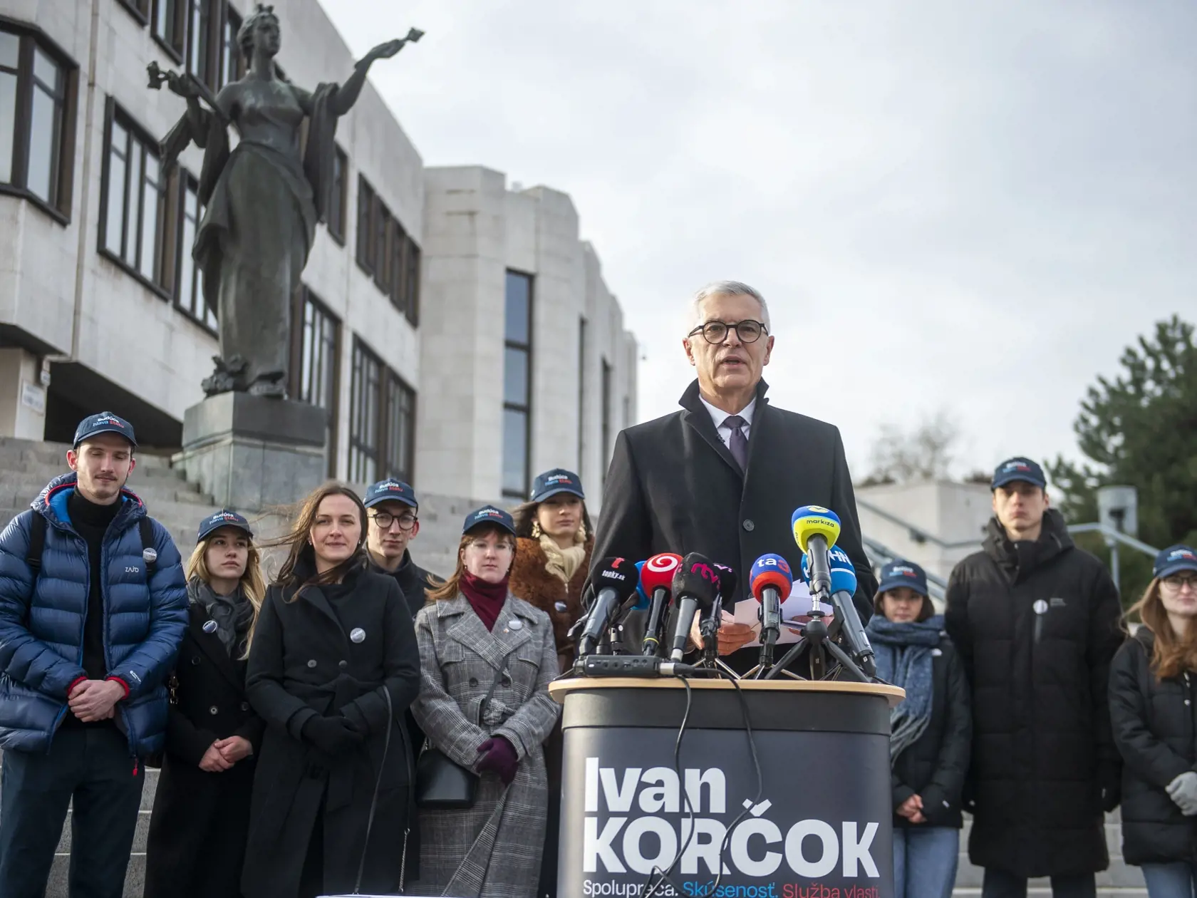 Kandidát na prezidenta SR Ivan Korčok počas tlačovej konferencie pri príležitosti odovzdania petície s podpismi občanov za jeho kandidatúru 19. januára 2024 pred budovou Národnej rady SR v Bratislave.