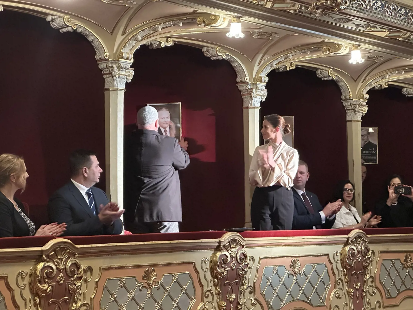 Generálny riaditeľ divadla mu venoval lóžu.