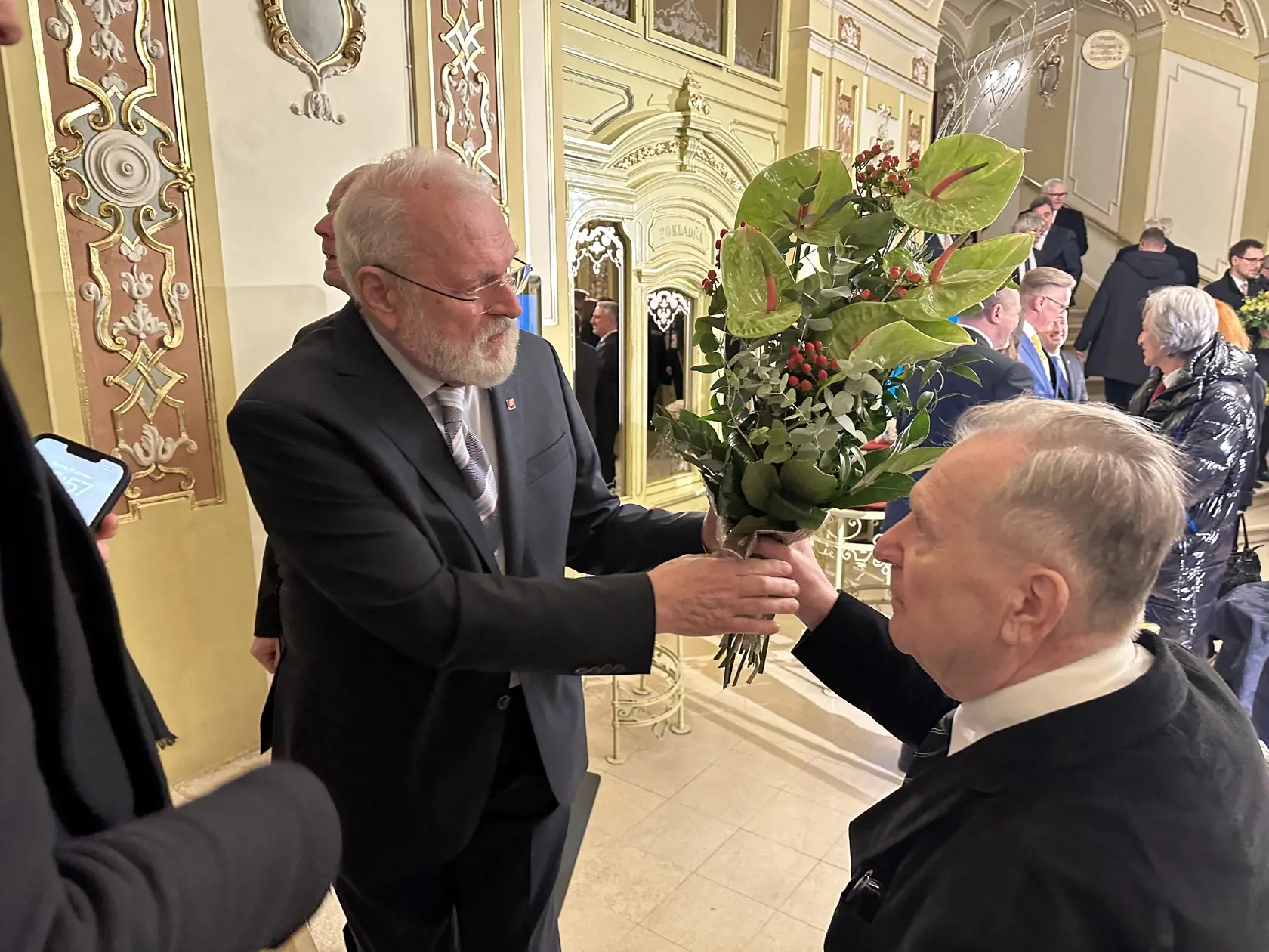 Ivan Gašparovič si preberá kyticu, ktorú neskôr Schusterovi daroval.