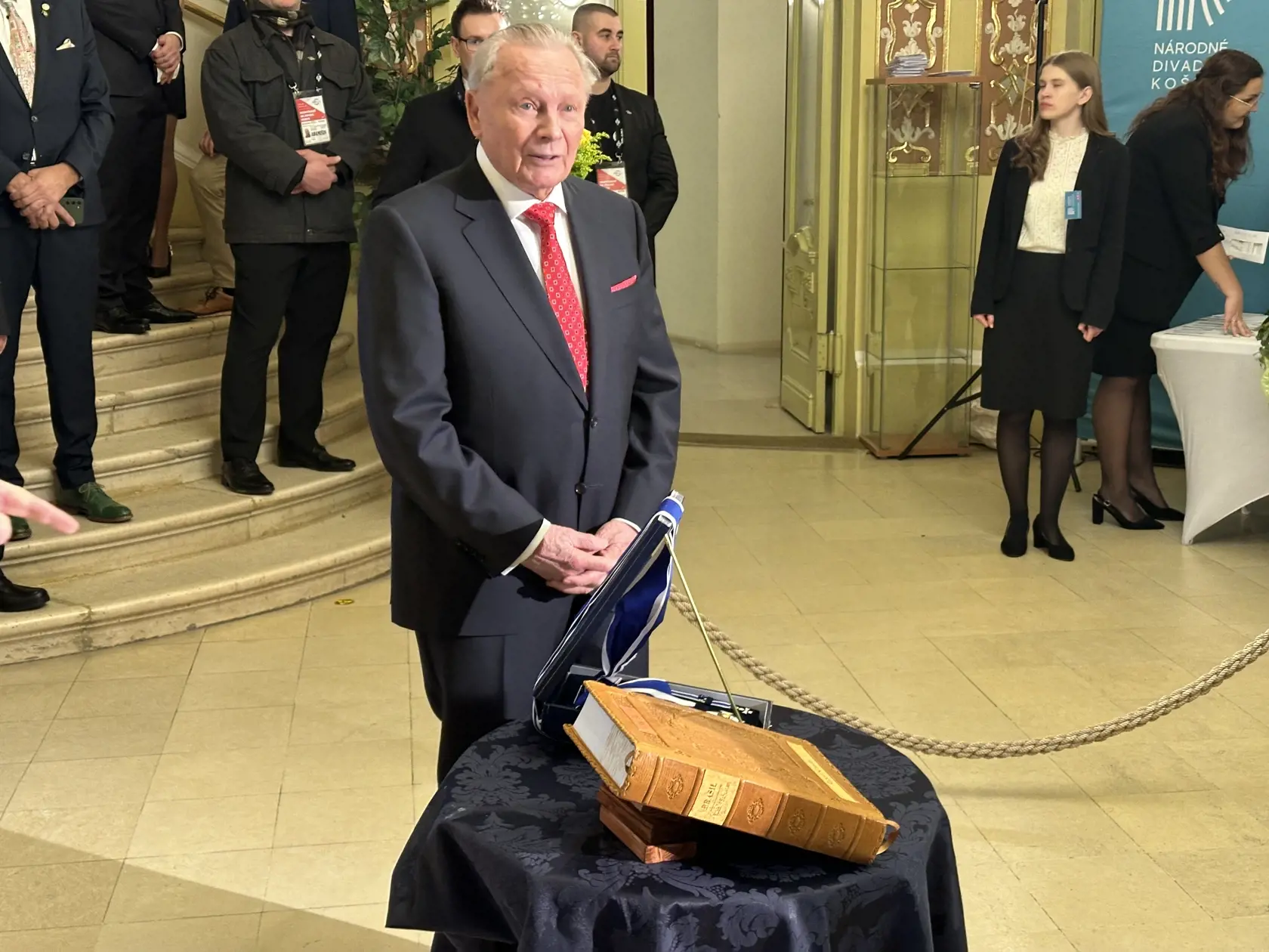 Rudolf Schuster pri svojej cene.