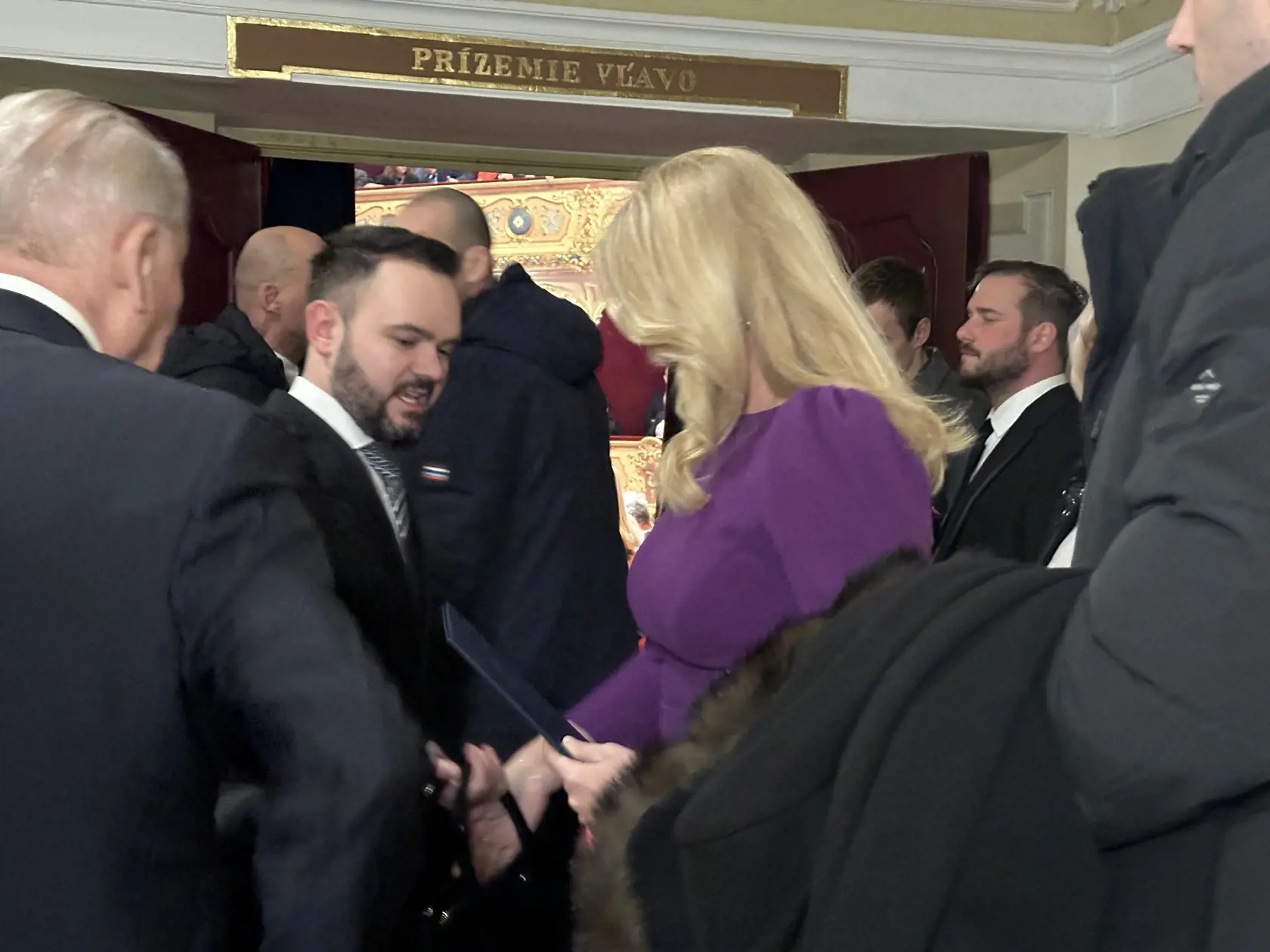 Prezidentka Zuzana Čaputová pred vstupom do historickej sály.