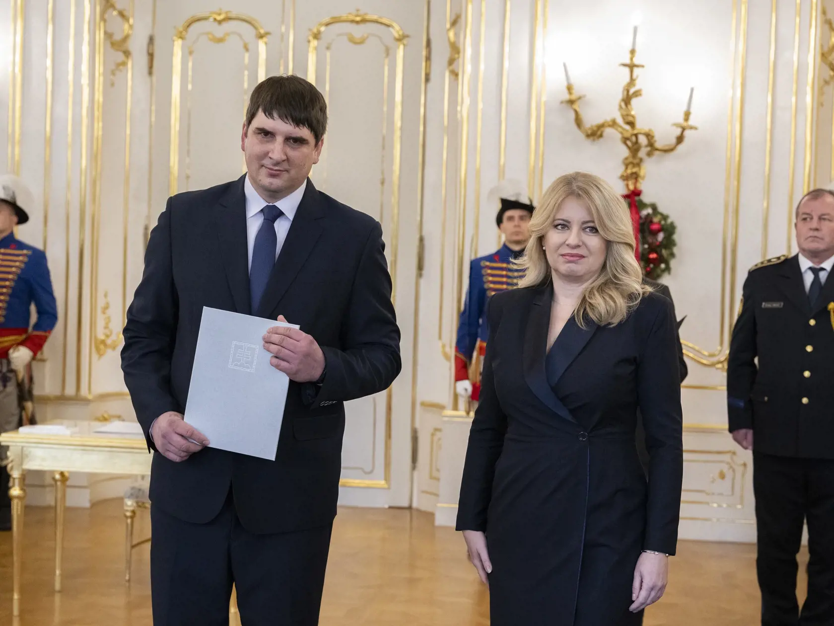 Prezidentka SR Zuzana Čaputová (vpravo) vymenovala 5. decembra 2023 v Bratislave nových sudcov všeobecných súdov. Na snímke vľavo Marián Haladej - Správny súd v Košiciach. FOTO TASR - Martin Baumann