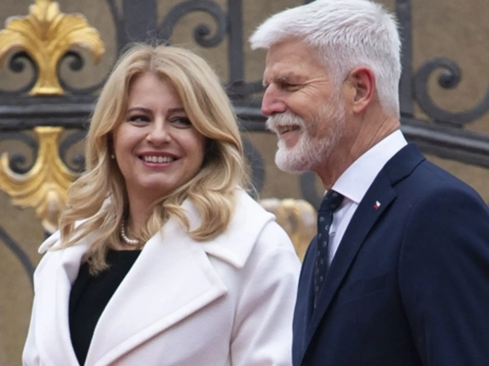 Na snímke zľava prezidentka SR Zuzana Čaputová a český prezident Petr Pavel počas prijatia na summite krajín V4 na Pražskom hrade 22. novembra 2023 v Prahe. FOTO TASR - Jakub Kotian