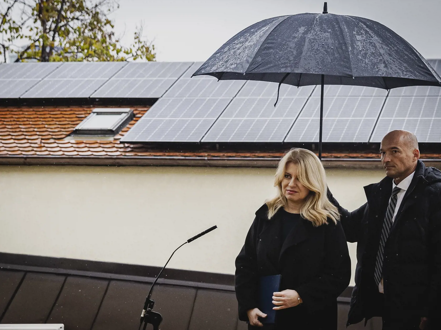 Prezidentka Zuzana Čaputová počas tlačovej konferencie informovala o dosiahnutí čiastkových cieľov v rámci projektu, ktorého ambíciou je urobiť z prezidentskej kancelárie do roku 2030 prvú uhlíkovo neutrálnu verejnú inštitúciu na Slovensku. Tlačová konferencia sa uskutočnila na zelenej streche Karáčoniho paláca, na ktorú boli nedávno nainštalované fotovoltické panely.