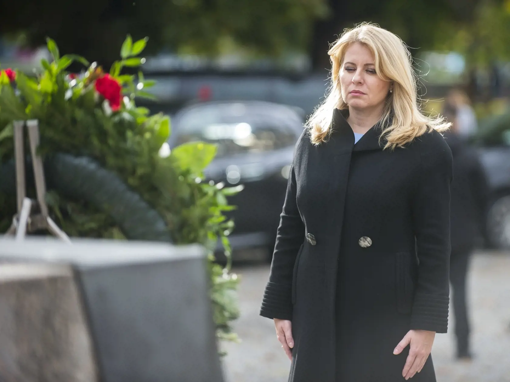 Na snímke prezidentka SR Zuzana Čaputová kladie veniec k Pamätníku československej štátnosti pri príležitosti 105. výročia vzniku Československej republiky v Bratislave v piatok 27. októbra 2023. V novembri 2020 poslanci Národnej rady (NR) SR schválili dve novely zákona, na základe čoho sa 28. október zmenil na štátny sviatok - Deň vzniku samostatného československého štátu. Sviatok však nie je dňom pracovného pokoja. FOTO TASR - Jakub Kotian