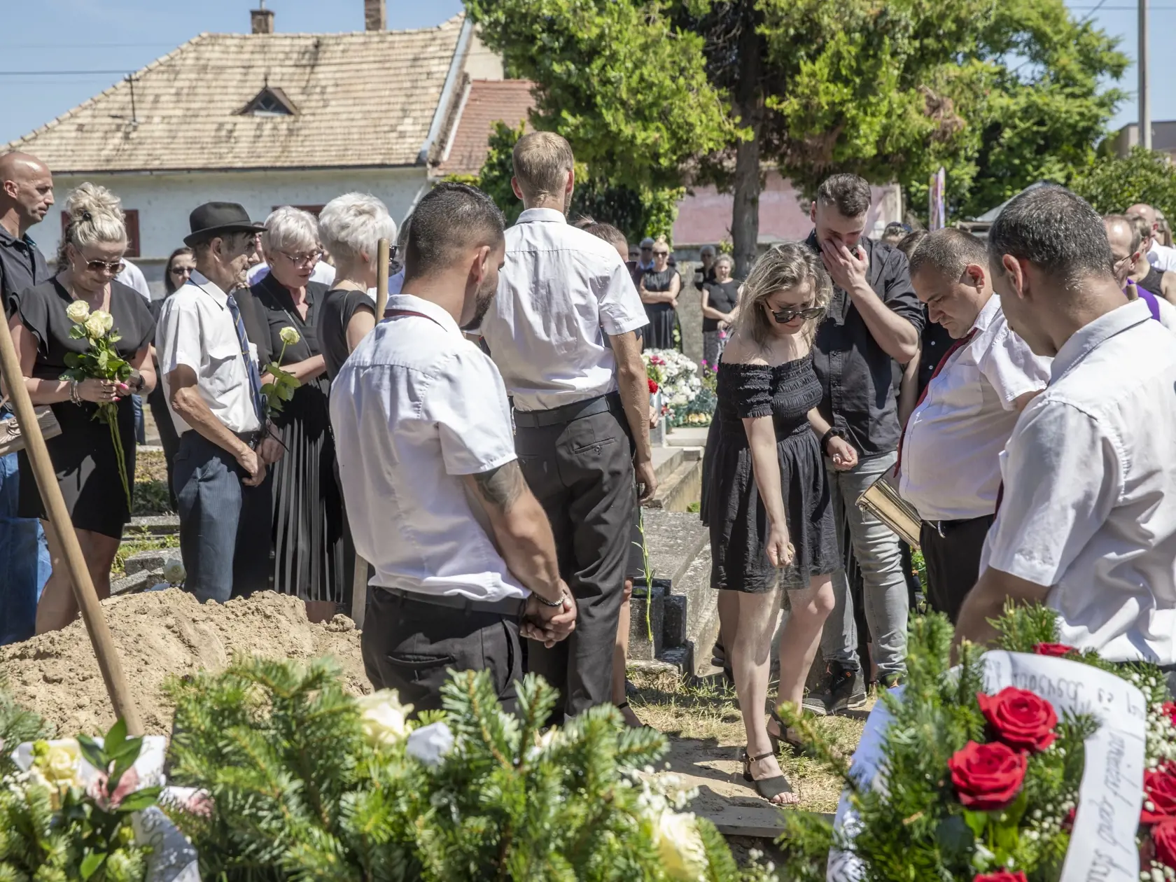 Na snímke je pohreb mladej ženy v Štúrove. Hádzanárke Cyntii, ktorú našli zabalenú v igelite, dnes povedali posledné zbohom.