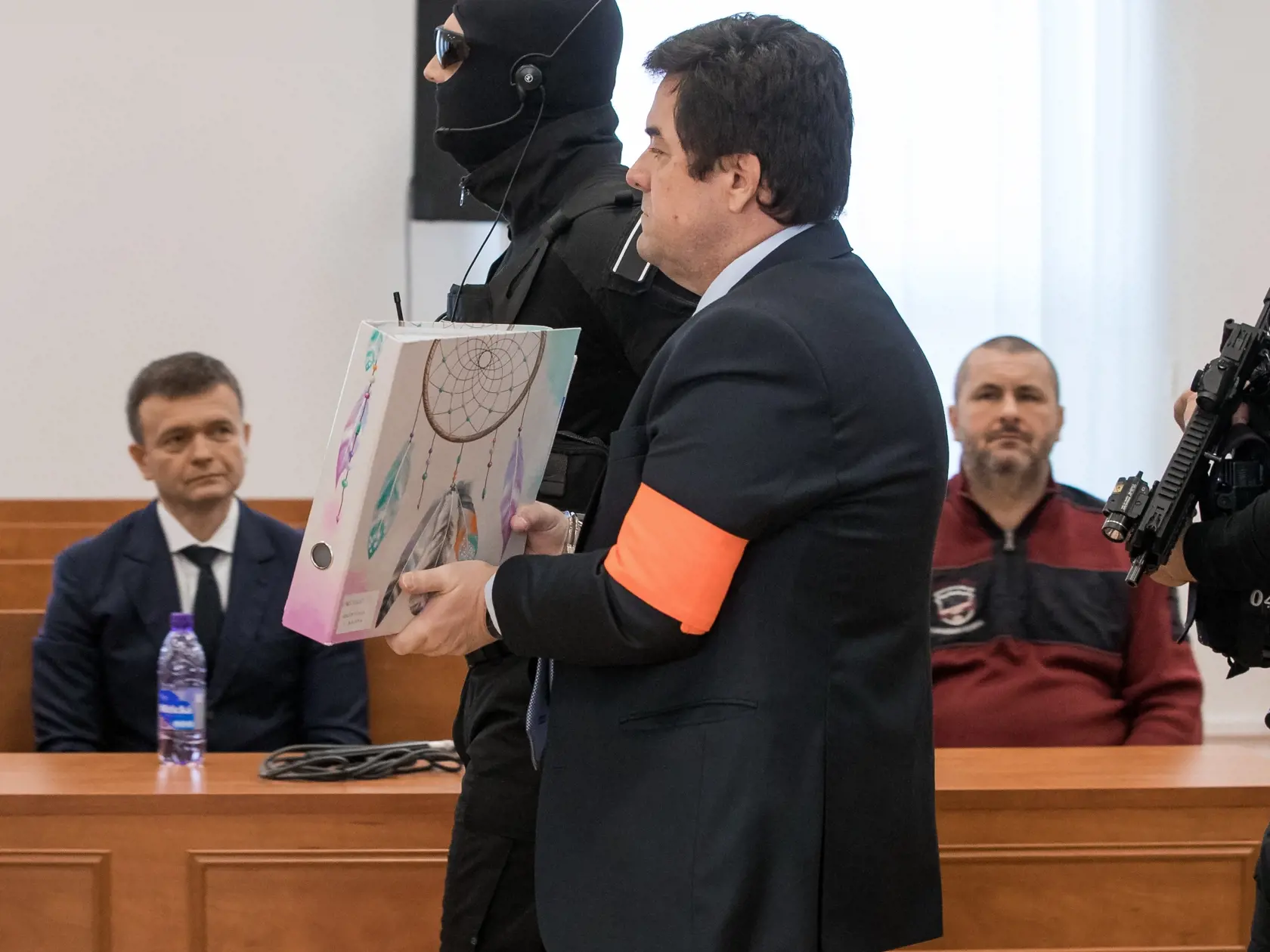 Štvrté pojednávanie na Špecializovanom trestnom súde v Pezinku vo veci vraždy investigatívneho novinára Jána Kuciaka a jeho snúbenice Martiny Kušnírovej. Na snímke zľava je Jaroslav Haščák, ktorý bol predvolaný ako svedok, obžalovaný Marián Kočner a ďalší svedok Andrej Tóth.