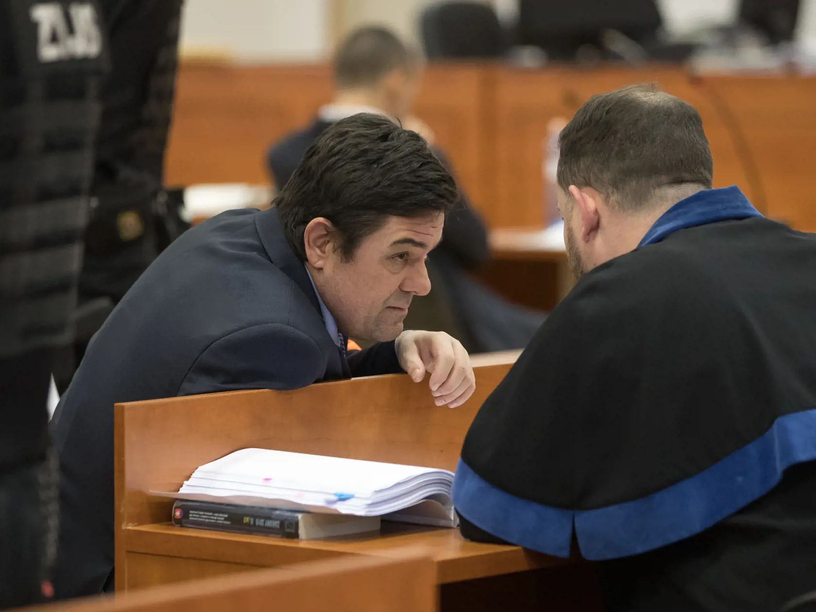 Tretie pojednávanie na Špecializovanom trestnom súde v Pezinku vo veci vraždy investigatívneho novinára Jána Kuciaka a jeho snúbenice Martiny Kušnírovej. Na snímke je Marián Kočner v rozhovore so svojim obhájcom Markom Parom počas výpovede Petra Tótha (v pozadí).