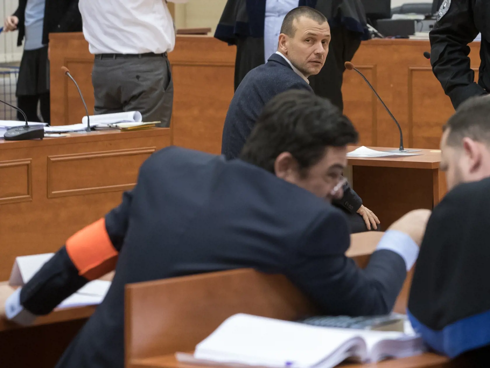 Tretie pojednávanie na Špecializovanom trestnom súde v Pezinku vo veci vraždy investigatívneho novinára Jána Kuciaka a jeho snúbenice Martiny Kušnírovej. Na snímke je svedok Peter Tóth natočený smerom k obvinenému Mariánovi Kočnerovi, ktorý sa radí so svojim obhájcom Markom Parom.
