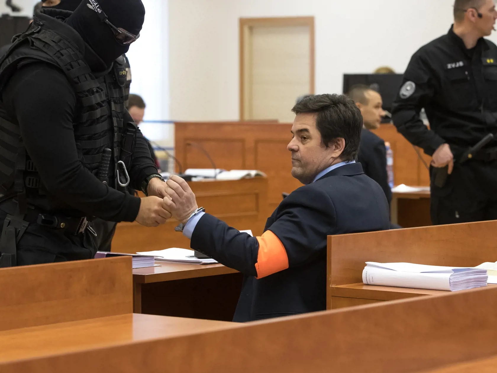 Tretie pojednávanie na Špecializovanom trestnom súde v Pezinku vo veci vraždy investigatívneho novinára Jána Kuciaka a jeho snúbenice Martiny Kušnírovej. Na snímke je Marián Kočner počas príchodu do pojednávacej siene po prerušení výsluchu Petra Tótha (v pozadí).