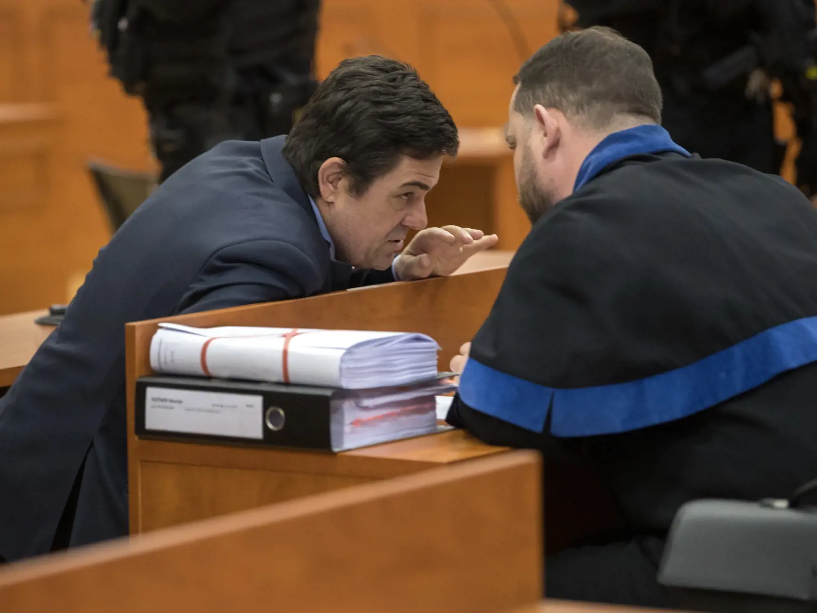 Tretie pojednávanie na Špecializovanom trestnom súde v Pezinku vo veci vraždy investigatívneho novinára Jána Kuciaka a jeho snúbenice Martiny Kušnírovej. Na snímke je Marián Kočner počas rozhovoru so svojim obhájcom Markom Parom.