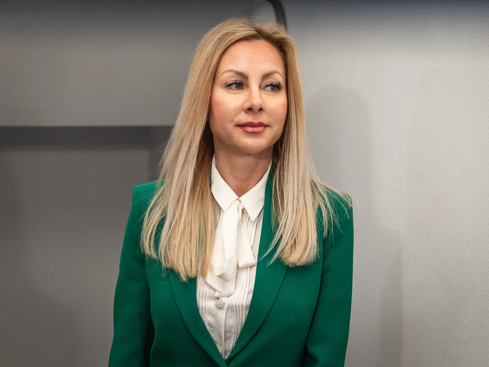 Rozhodovanie o podmienečnom prepustení mafiána Mikuláša Černáka na slobodu na Okresnom súde Trnava v Piešťanoch. Na snímke priateľka Mikuláša Černáka Monika Křivová.