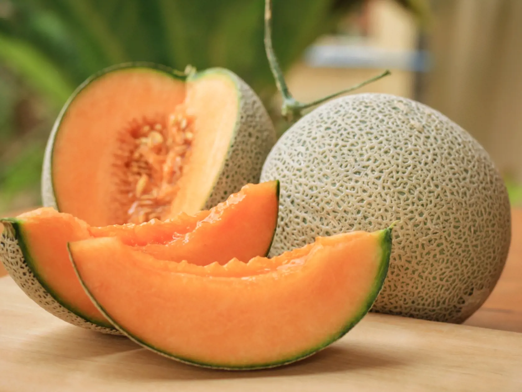 Má viac betakaroténu ako napríklad pomaranče, grapefruity, broskyne a mango. Len jedna šálka tohto ovocia vám poskytuje potrebnú dávku draslíka, ako aj viac ako 100 % dennej odporúčanej hodnoty vitamínov A a C. Navyše, pretože voda tvorí 90 percent tohto melónu, v jednej porcii je iba 55 kalórií.