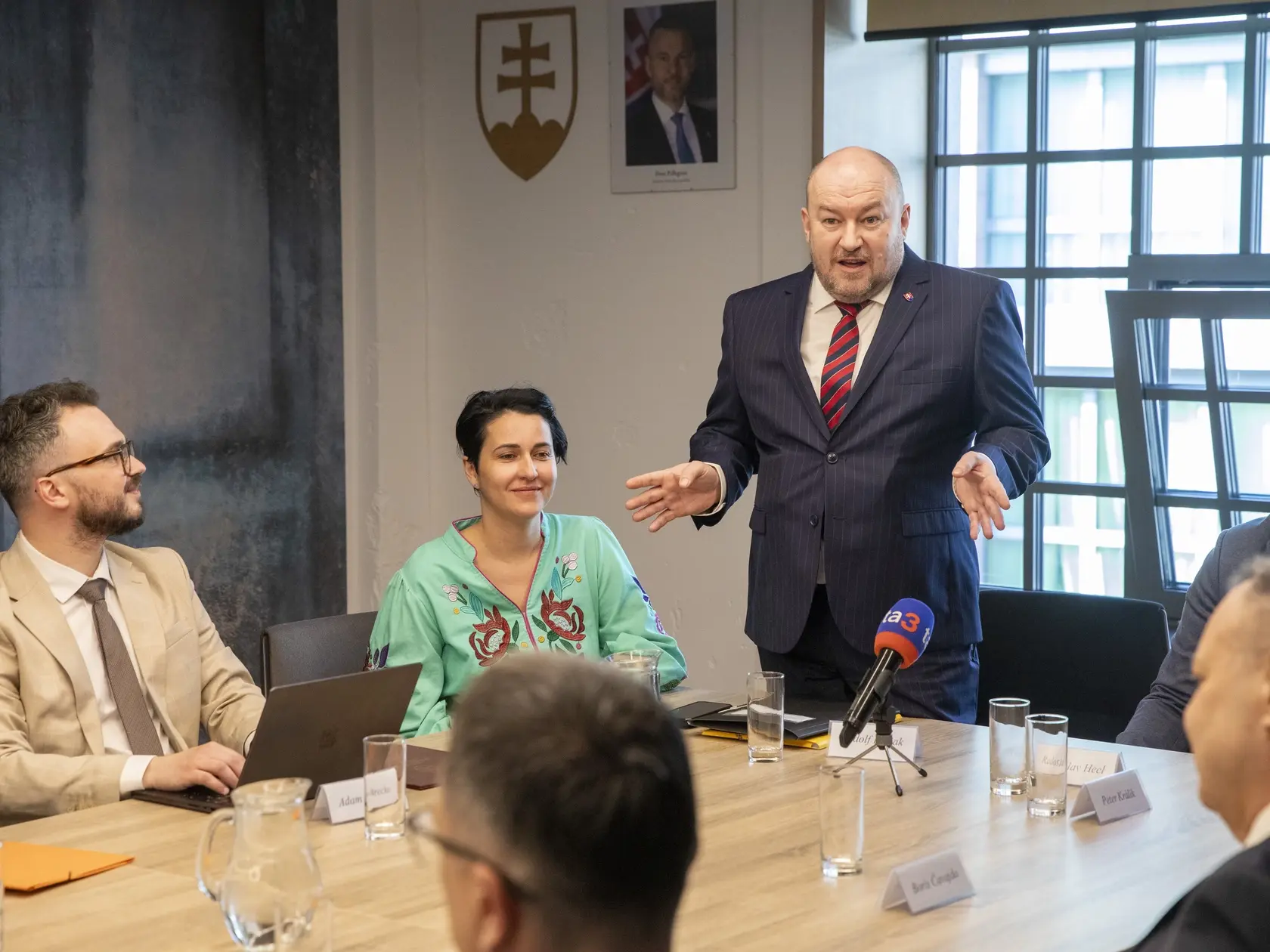 Na snimke je prvé zasadnutie Rady pre šport ministra Cestovného ruchu a športu Rudolfa Huliaka.
Minister Rudolf Huliak predstavuje Radu ministra pre šport.