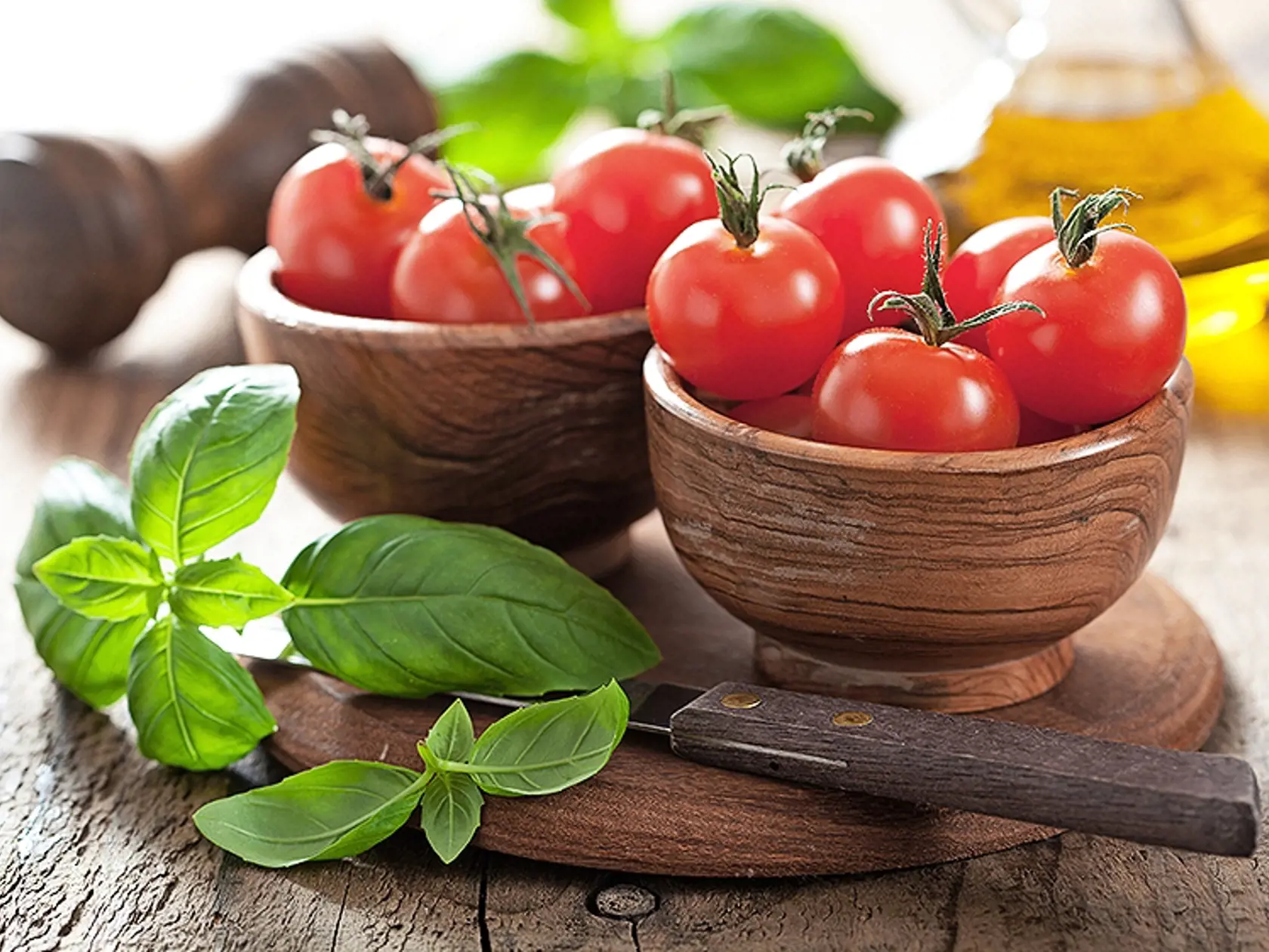 Paradajky obsahujú málo kalórií, zato veľa vitamínov a vlákniny. Kartenoid lykopén im dáva typickú červenú farbu a zároveň pomáha bojovať proti chronickým ochoreniam. Majú tiež vysoký obsah vitamínov A, C a B2, ako aj kyselinu listovú, chróm, draslík a vlákninu. A okrem toho jedna stredne veľká paradajka má len asi 25 kalórií.