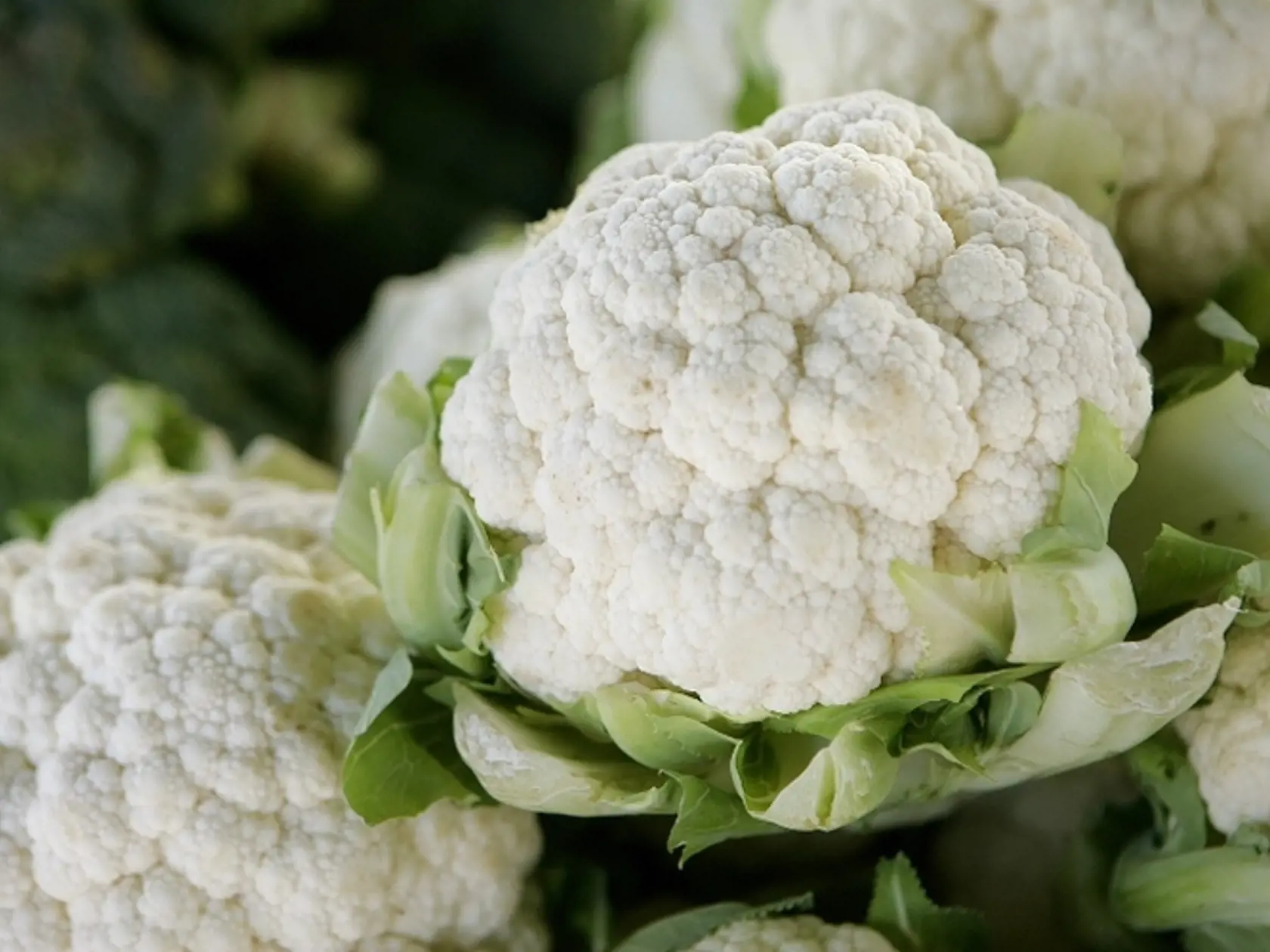 Karfiol je skvelá nízkokalorická zelenina, ktorá zároveň pomáha bojovať proti chronickým ochoreniam. Obsahuje antioxidanty a fytochemikálie - ktoré pomáhajú bojovať proti chronickým ochoreniam - a je to vynikajúci zdroj kyseliny listovej, vlákniny a vitamínov C a K. V jednej porcii je asi 25 kalórií.