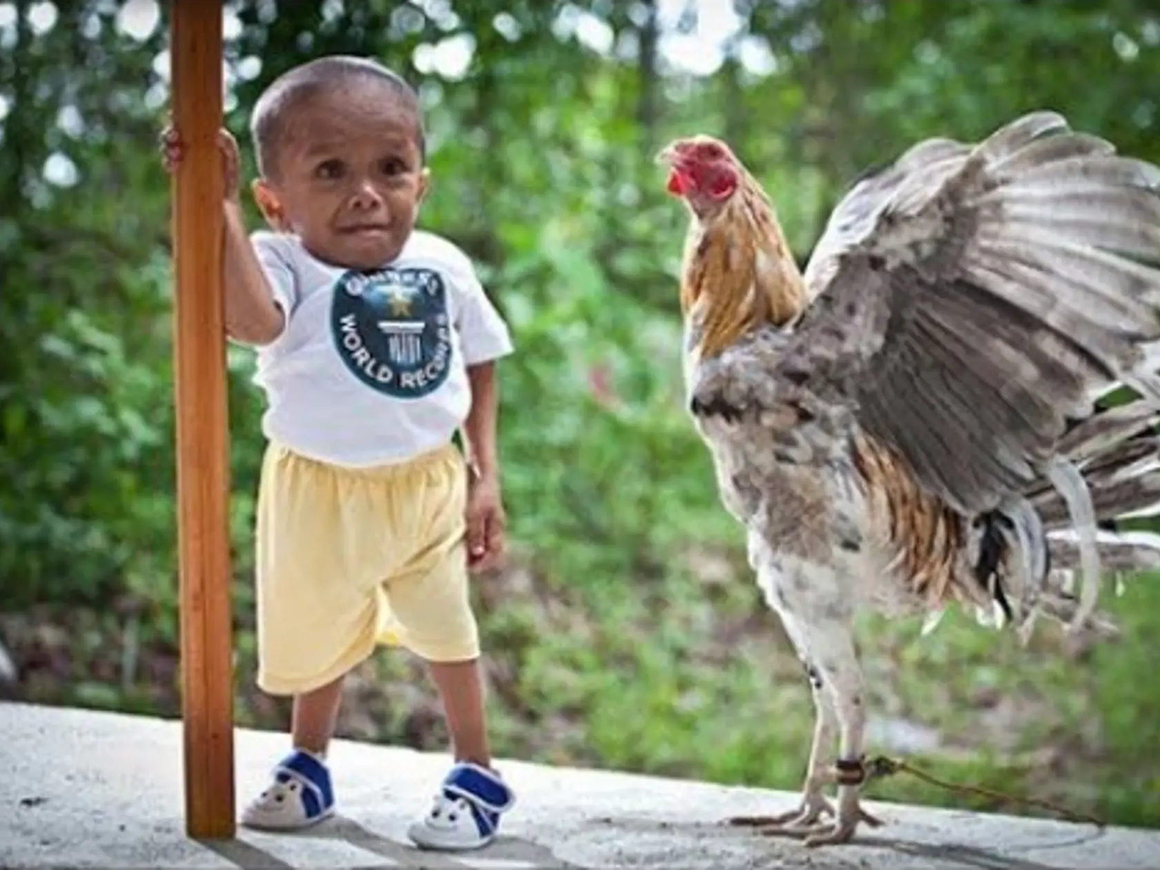 Najmenším mužom sveta je Filipínec Junrey Balawing.