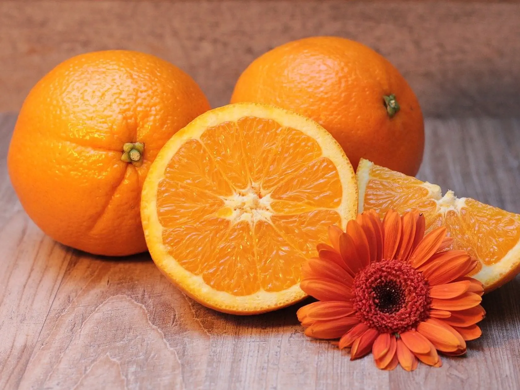 Pomaranče obsahujú veľa vitamínu C, ktorý pomáha vyčistiť poškodenú pokožku, je rozhodujúci pri výrobe kolagénu a podporuje jej zdravý lesk. Obsahujú málo kalórií - stredne veľký pomaranč má asi 80 kalórií. A ak nejete jeho bielu dužinu, mali by ste začať. Dužina obsahuje veľa vlákniny, čo pomáha znižovať hladinu cholesterolu a hladinu cukru v krvi.