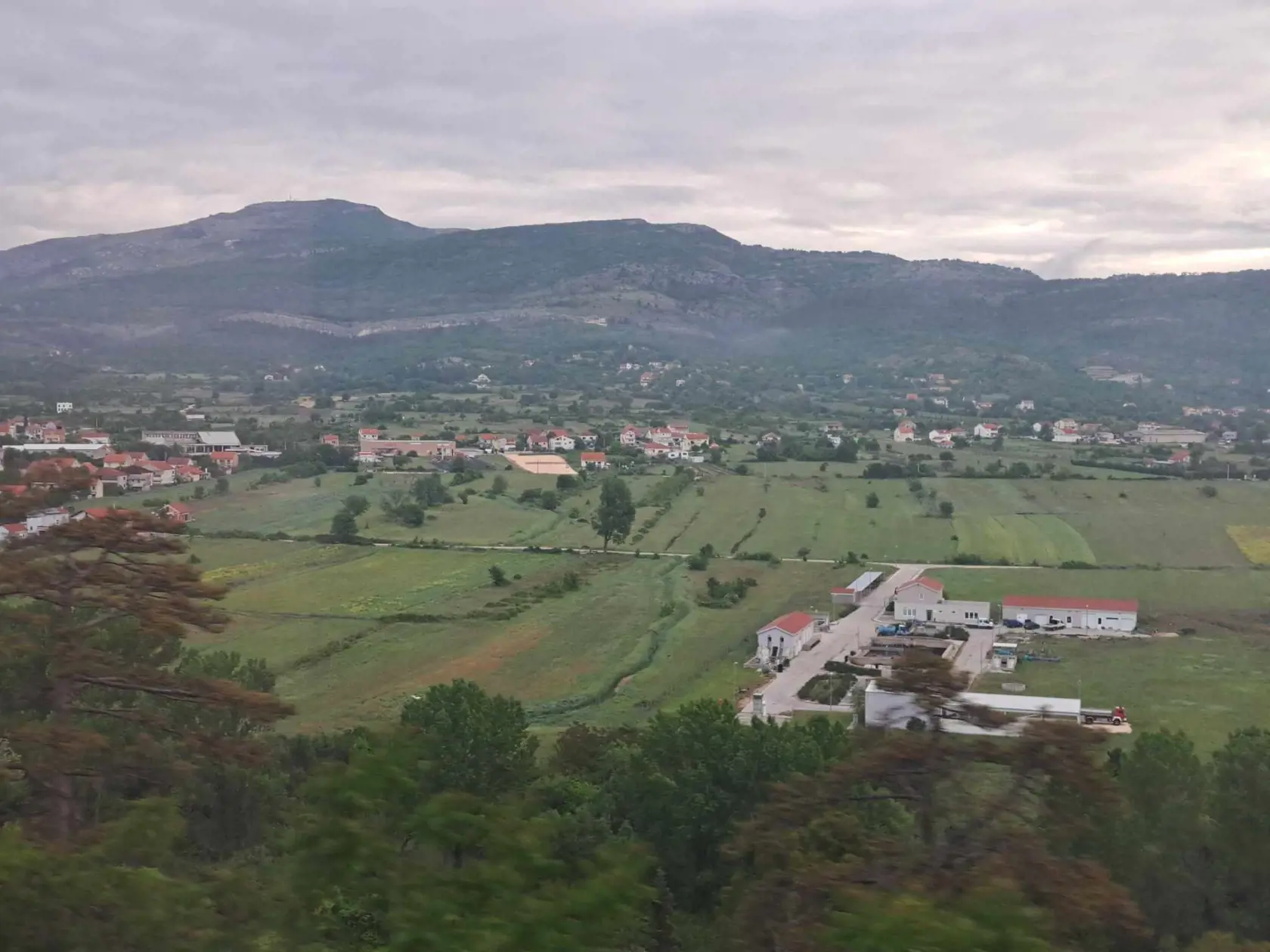 Cestou do Splitu môžete vidieť takéto úžasné výhľady priamo z vlaku. Krásu celej krajiny priamo počas jazdy vlaku si pozrite v priloženom videu.