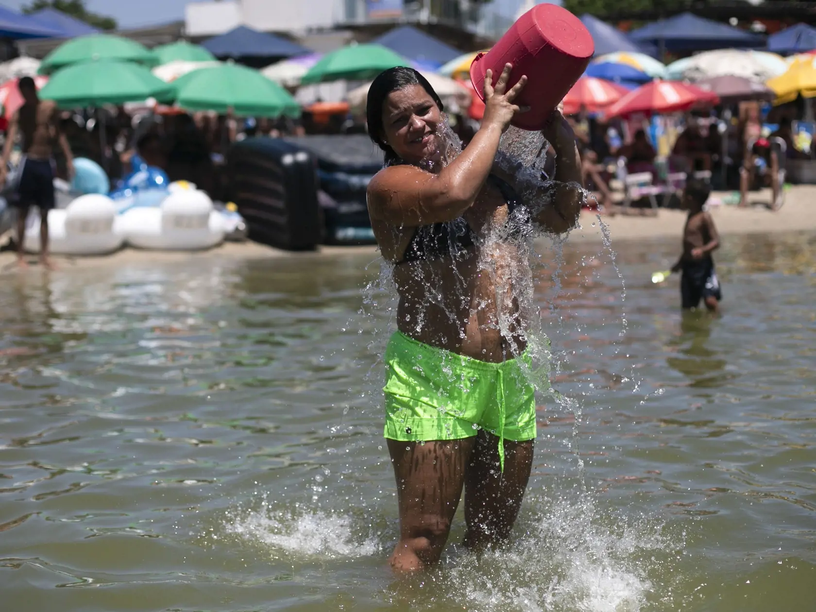 WA 60 Rio de Janeiro - Žena polieva vodou počas letných horúčav na umelej pláži v Riu de Janeiro v nedeľu 16. februára 2025. FOTO TASR/AP

A woman cools herself off with a bucket of water at the Piscinao de Ramos artificial beach during summer in Rio de Janeiro, Sunday, Feb. 16, 2025. (AP Photo/Bruna Prado)