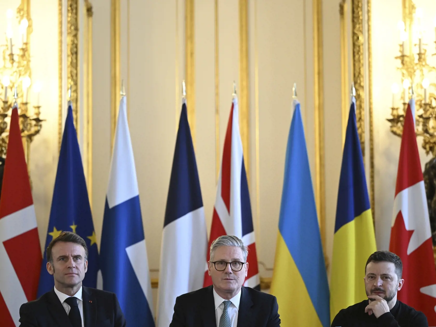 Britský premiér Keir Starmer (uprostred), ukrajinský prezident Volodymyr Zelenskyj (vpravo) a francúzsky prezident Emmanuel Macron na summite západných lídrov v Londýne 2. marca 2025.