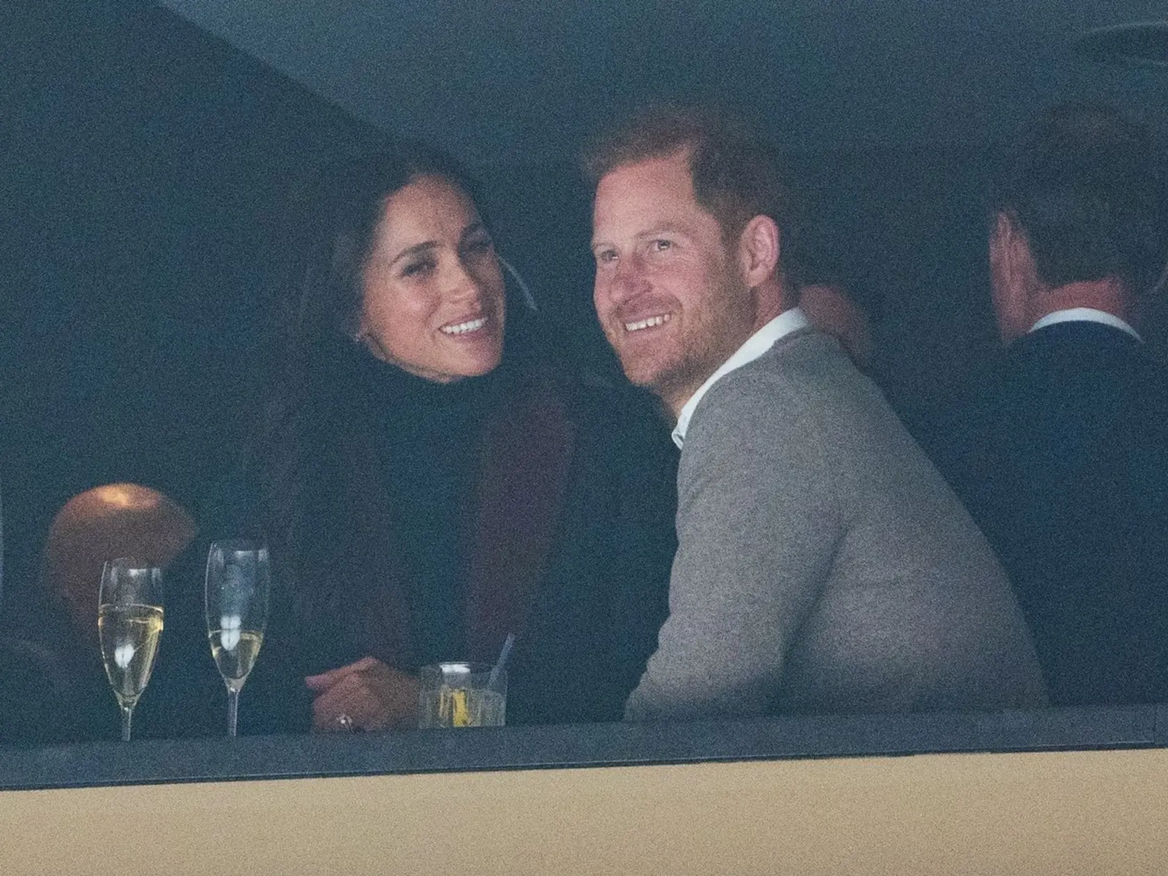 Na hokejový zápas tímu Toronto Maple Leafs proti Vancouver Canucks dorazila Meghan v dvojfarebnom kabáte Givenchy, ktorý vytiahla zo skrine. Pamätať si ho môžete z roku 2018. Mala ho v Sydney po oznámení, že čaká prvé dieťa. Pod kabát si teraz dala čierny kašmírovo-hodvábny rolák Valentino za 1 500 eur.